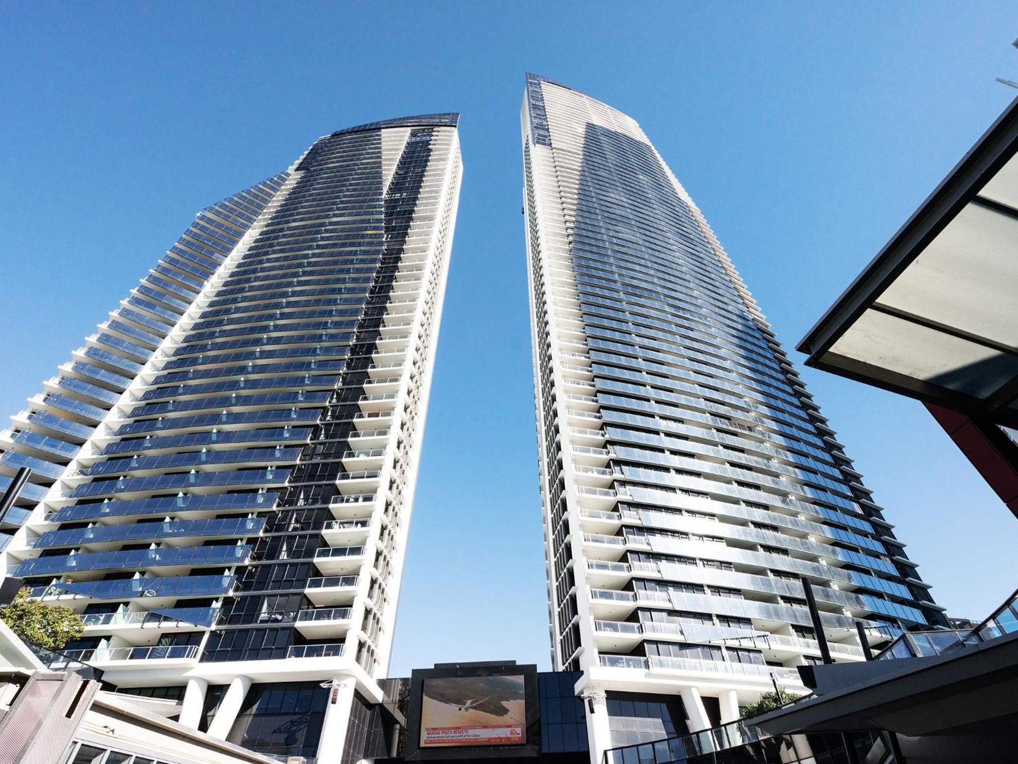 Circle on Cavill 25th Floor with Ocean Views - CoastHM