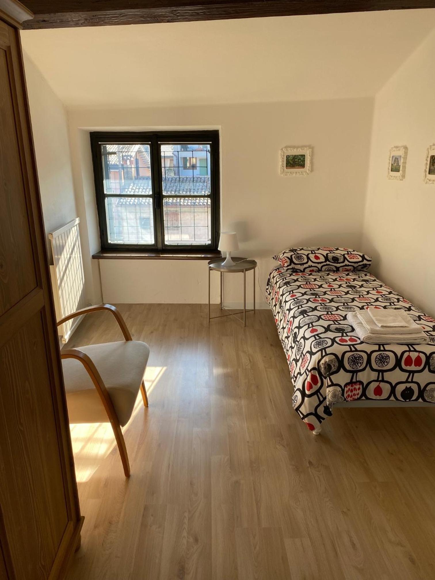 La casa di Manu en Sona — hotel room