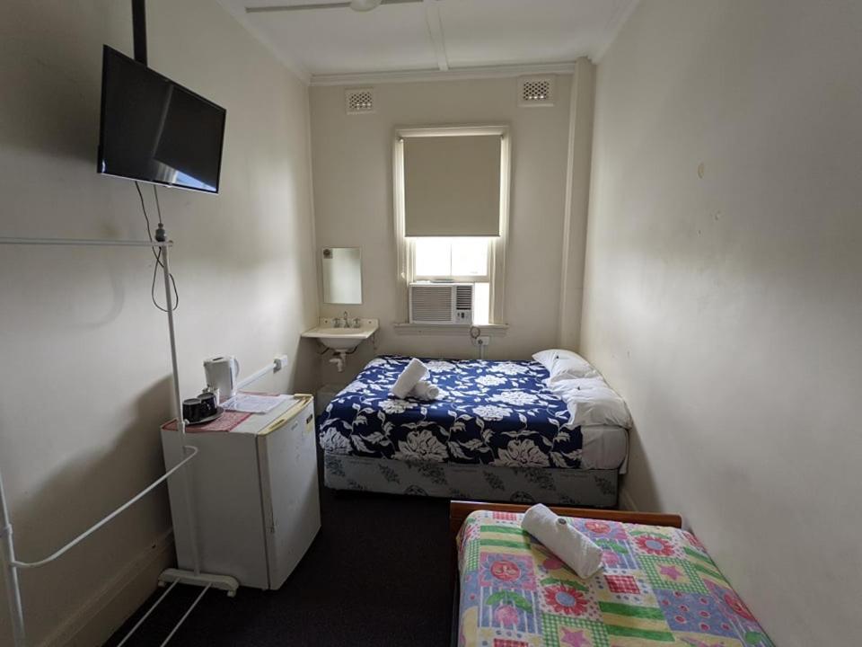 Australian Hotel