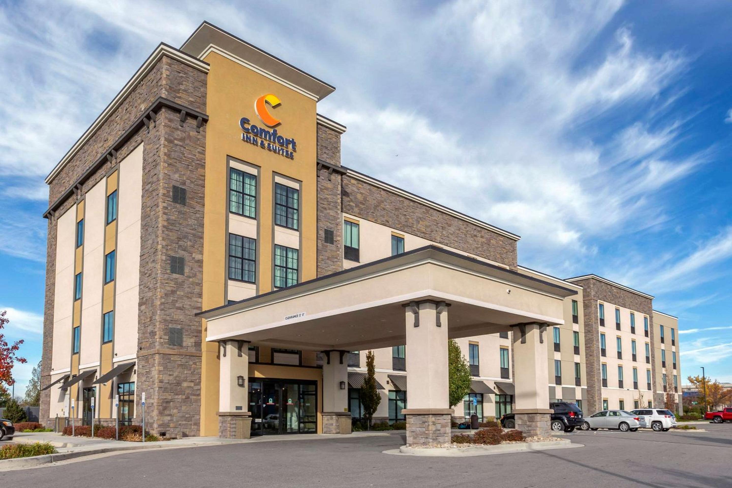 Hotel Comfort Inn & Suites Salt Lake City Airport - Image 1