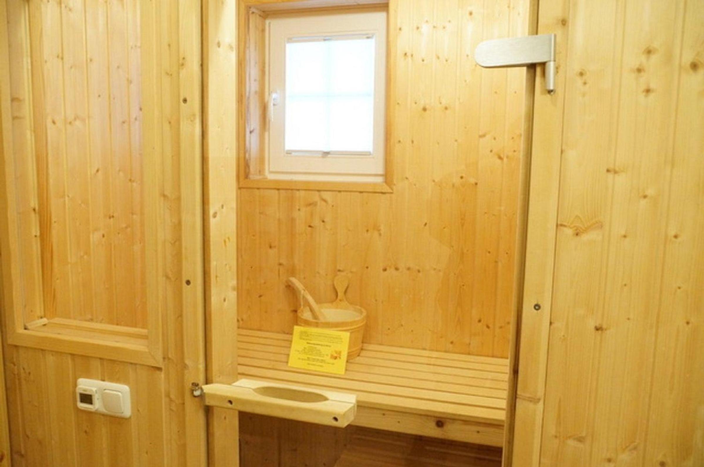 Hygge-skandinavisch-mit-Kamin-und-Sauna