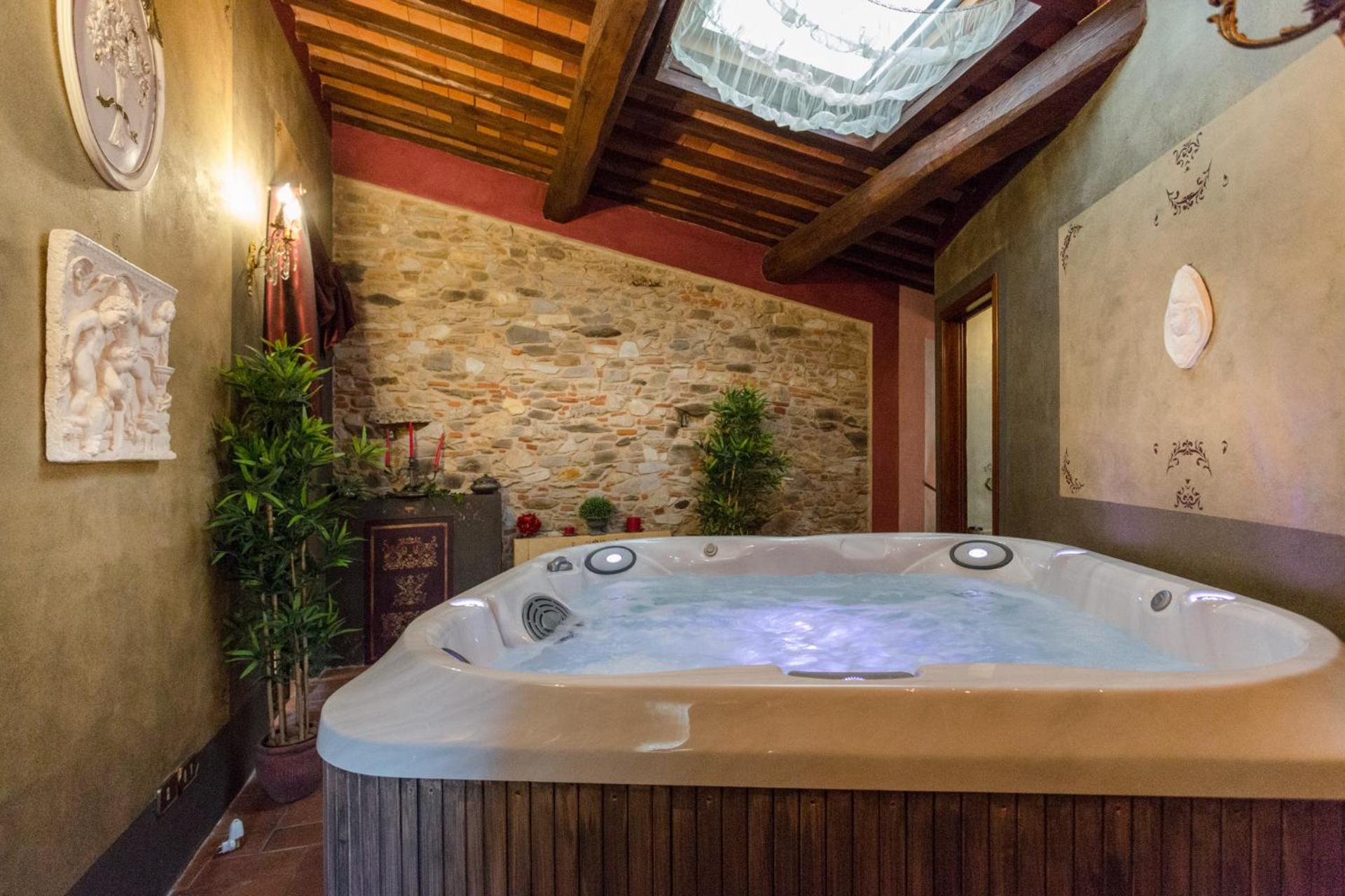 La Dimora dei Conti, Indulge in a Country Farmhouse Apartment with Jacuzzi Facing the Town! view 5