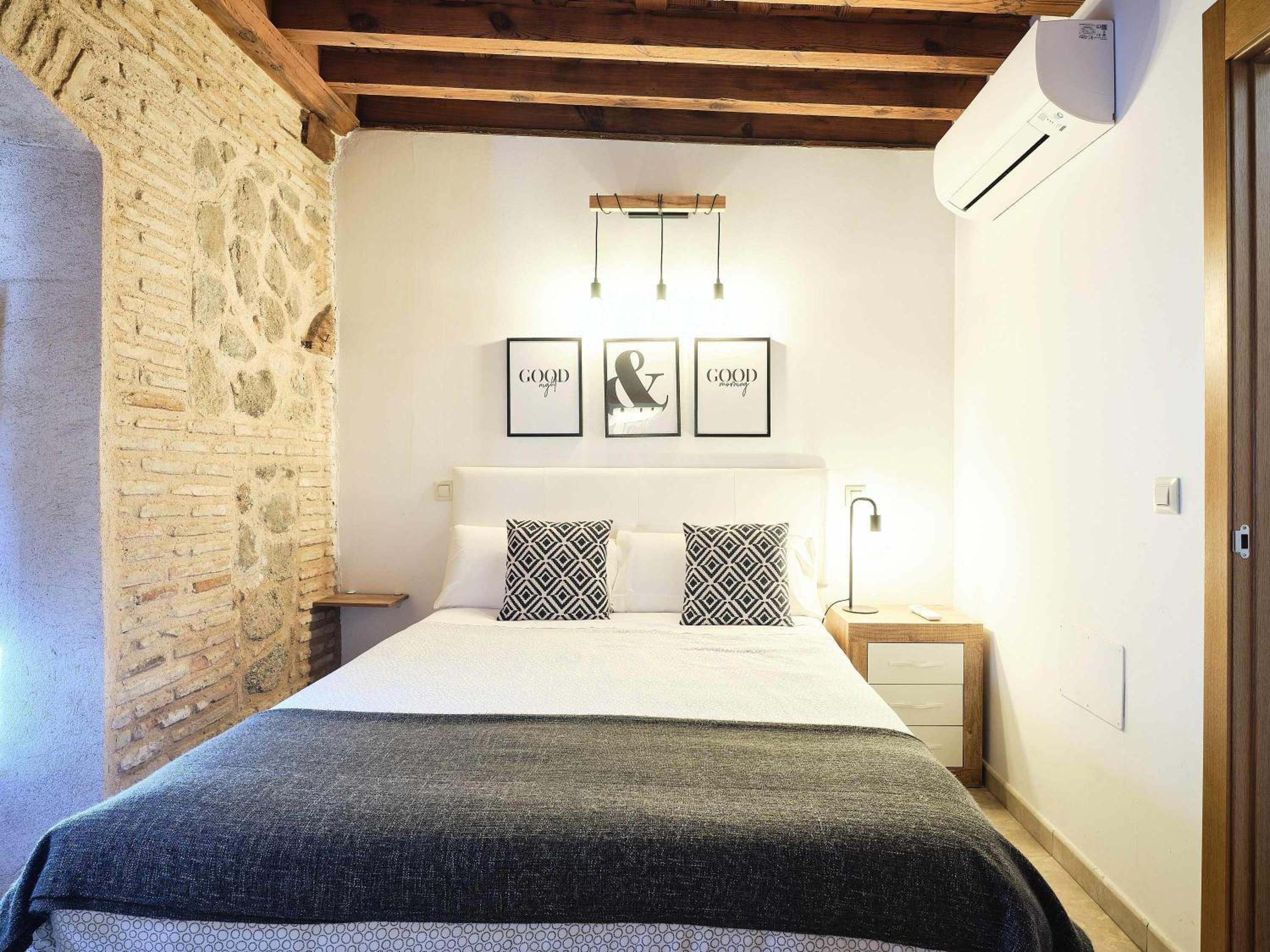 La Casa del Lirón by Toledo AP