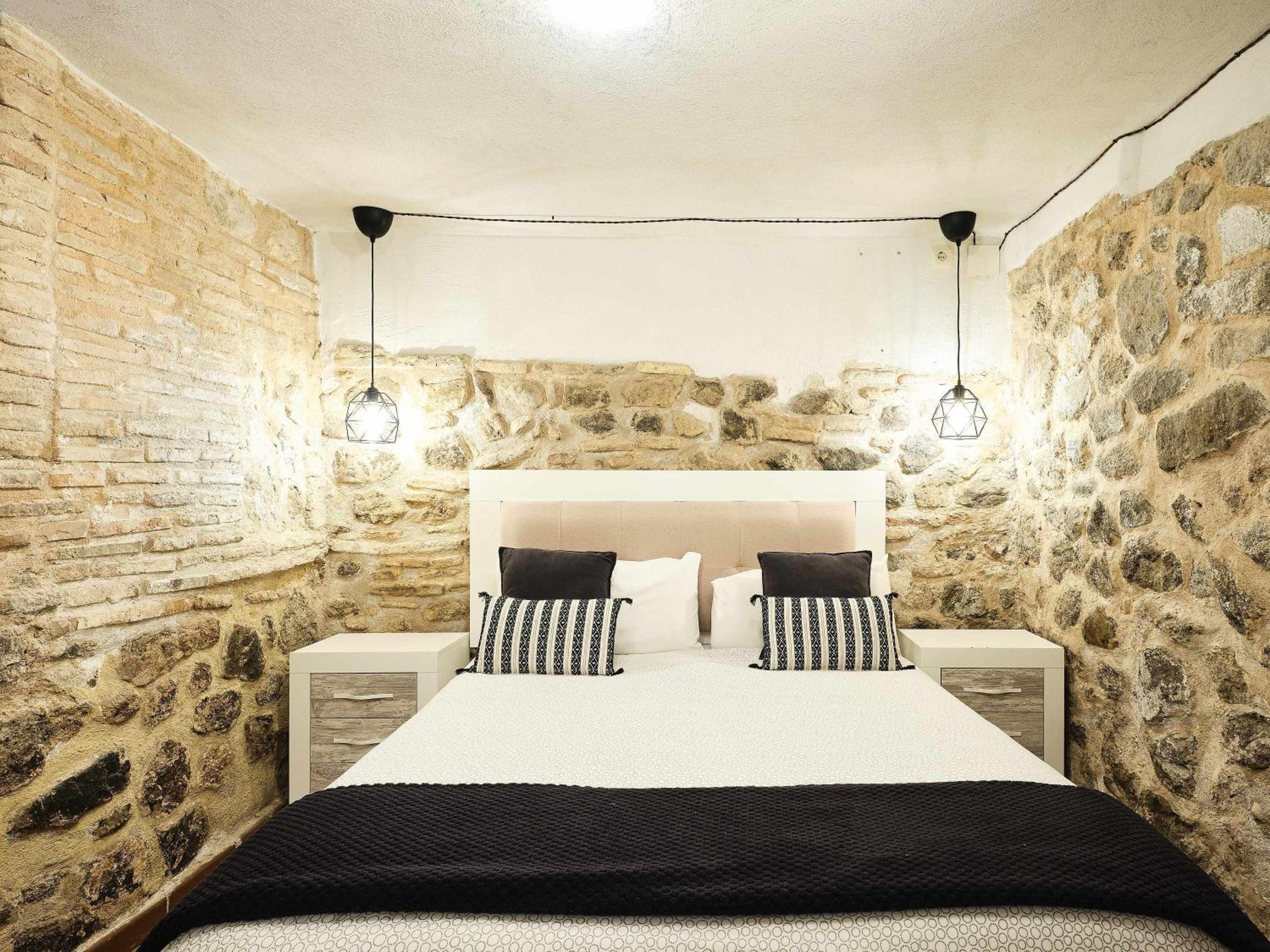 La Casa del Lirón by Toledo AP