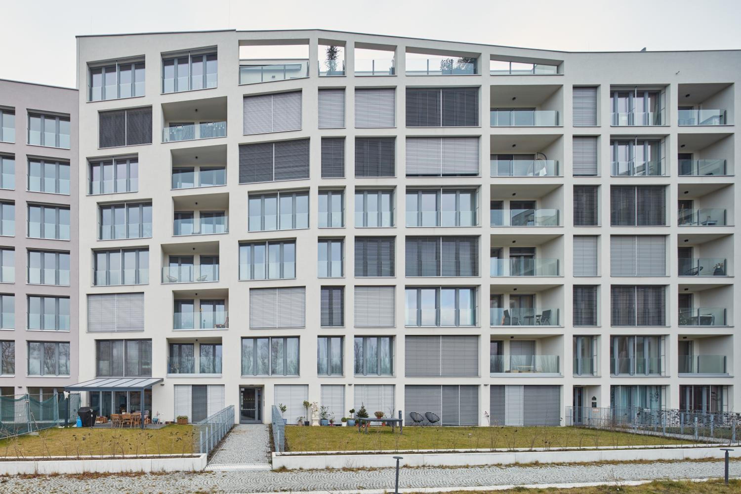 Prague Days - Spacious Apartment with Balcony by the Vltava river in Karlin