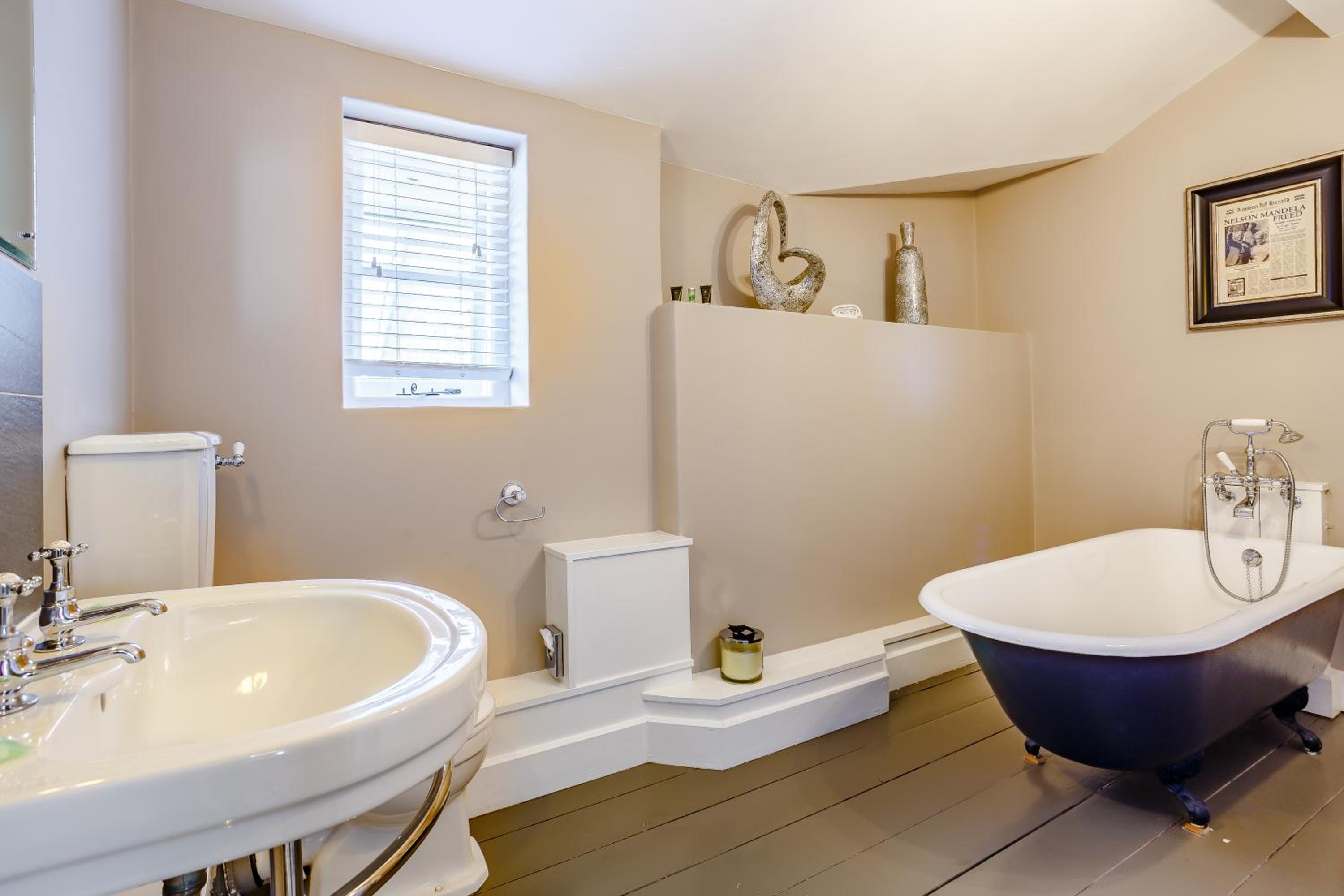 Broadrock Accommodation - Clock Cottage view 4