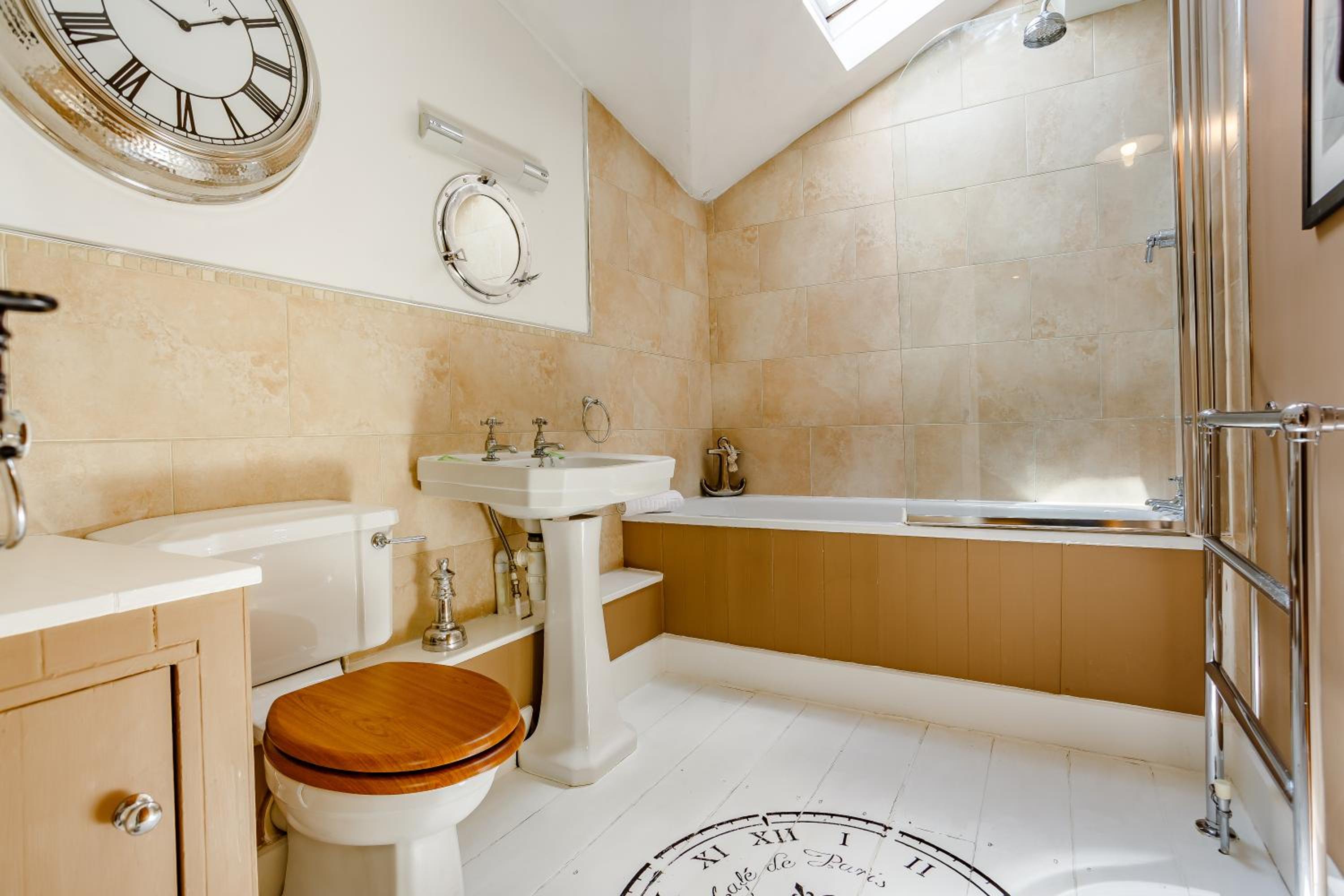 Broadrock Accommodation - Clock Cottage view 5