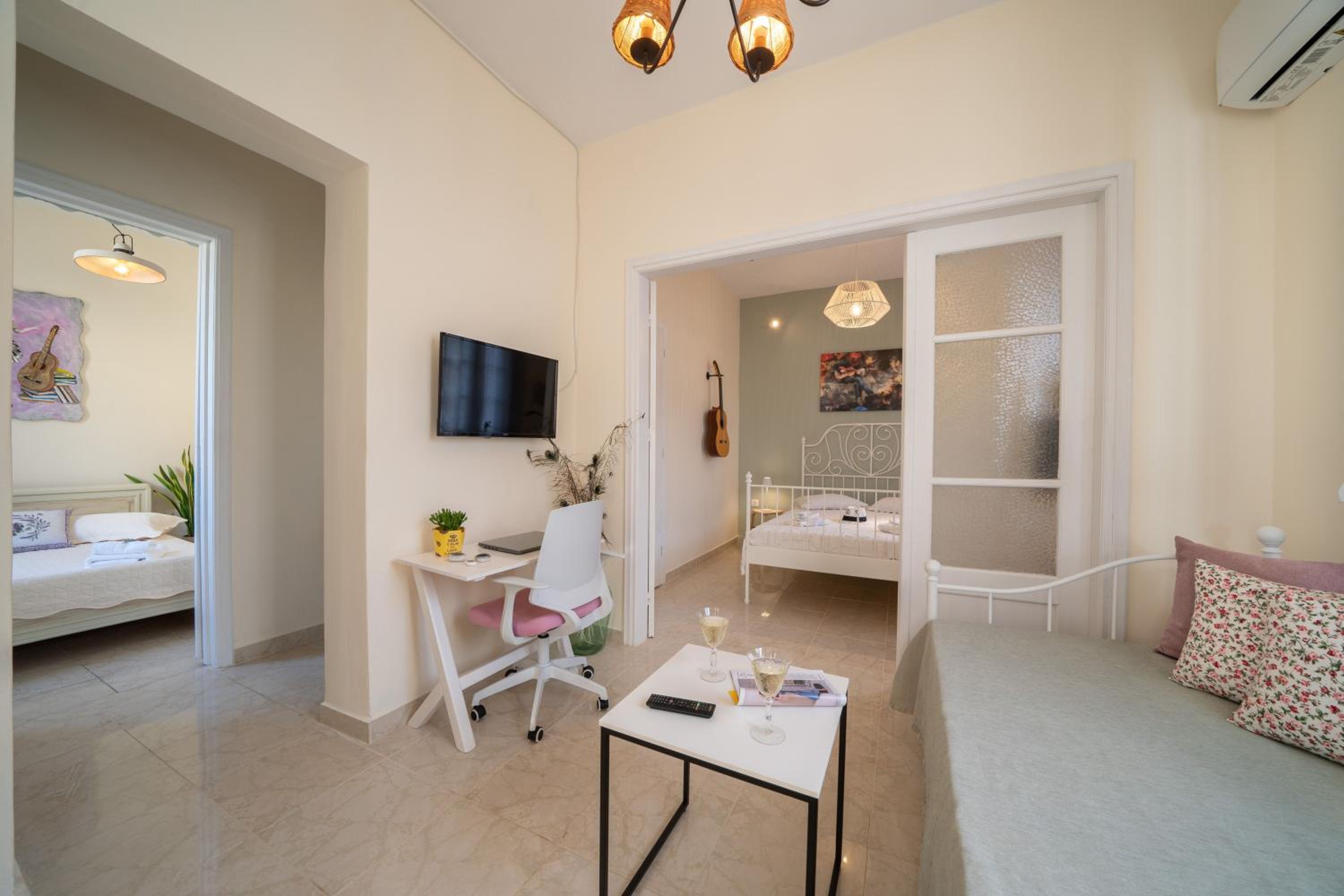 Flowers in the city - Elegant Home in Argostoli view 5
