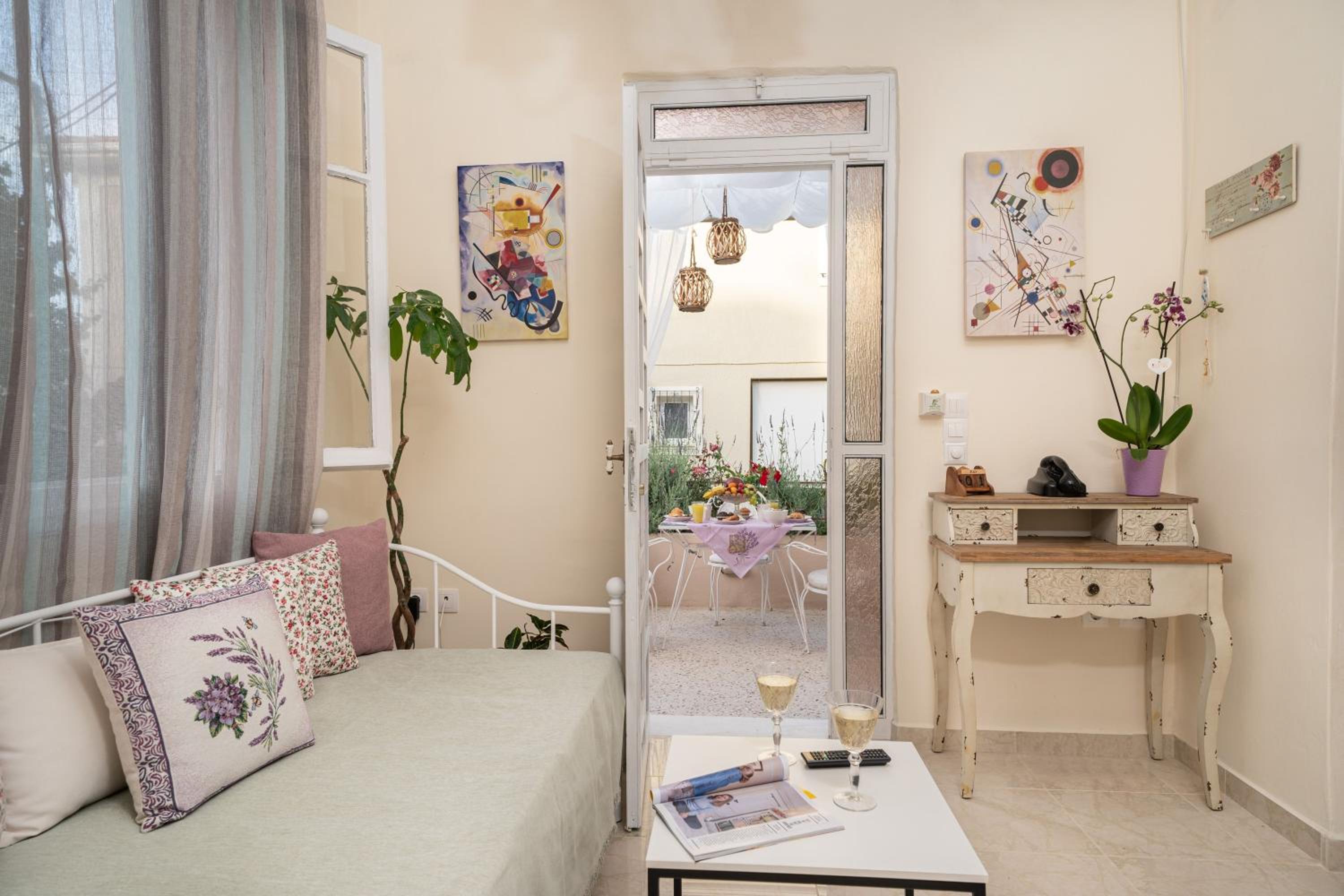 Flowers in the city - Elegant Home in Argostoli view 4