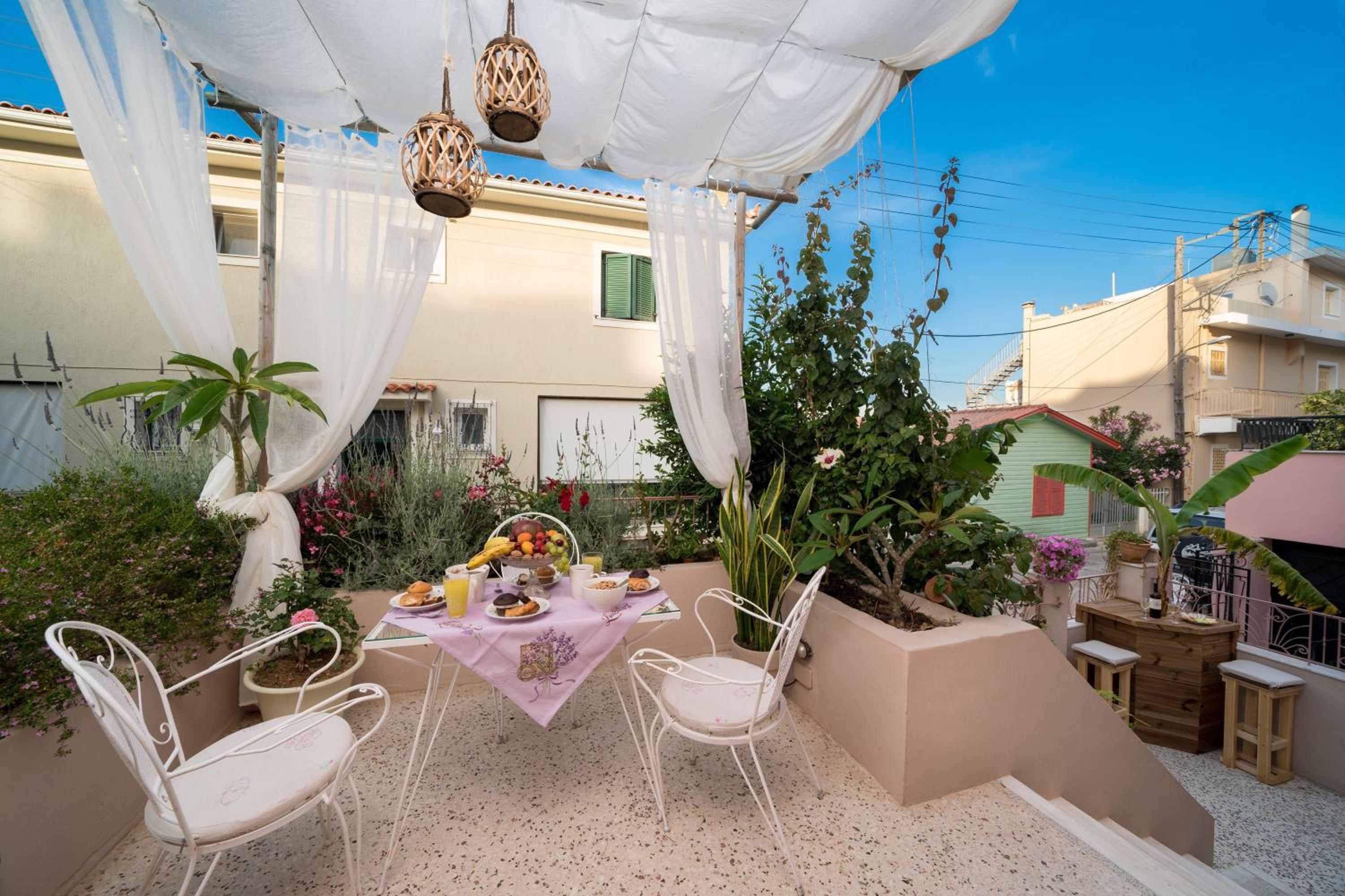 Flowers in the city - Elegant Home in Argostoli view 2