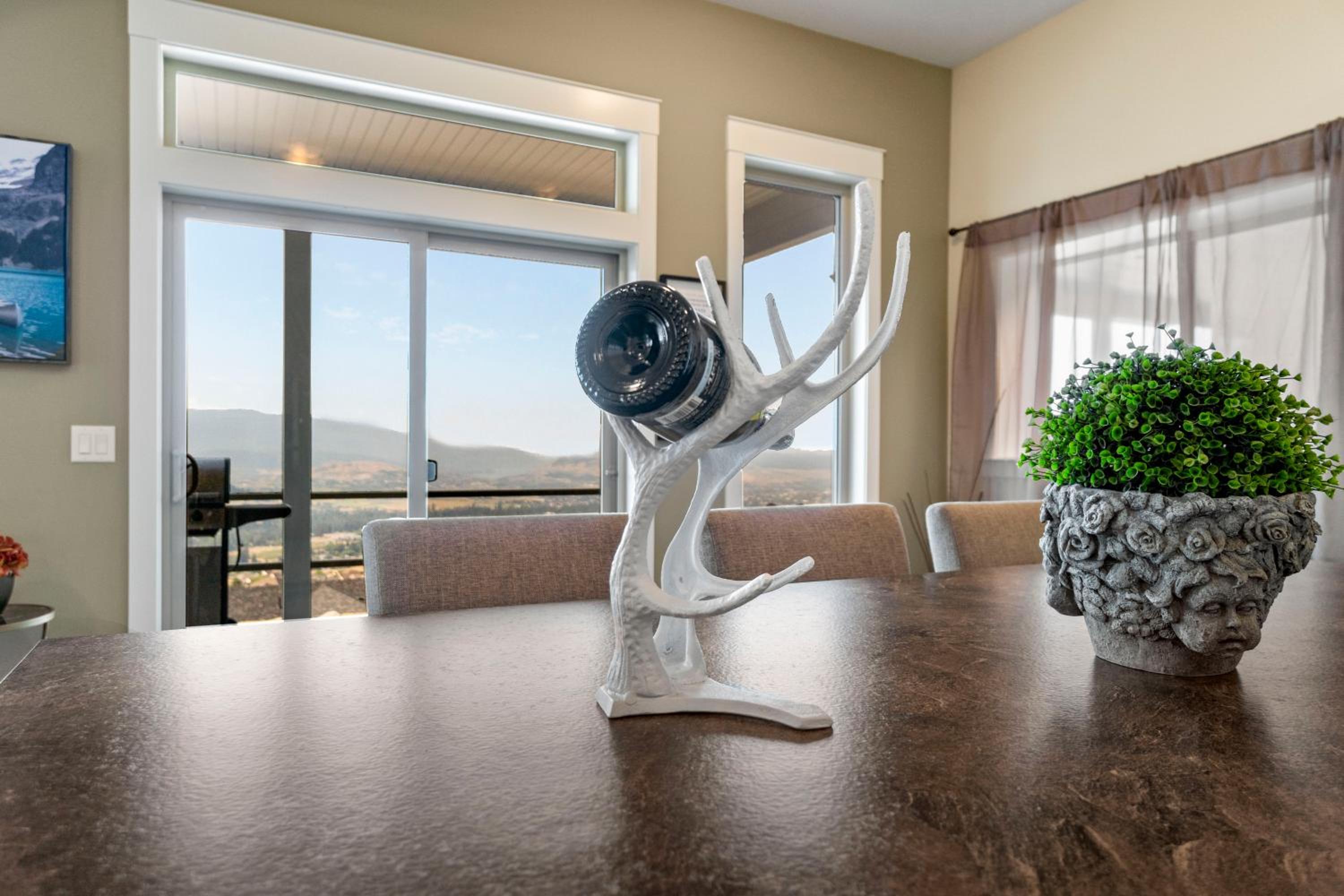 Oh What A View! - Lower Suite