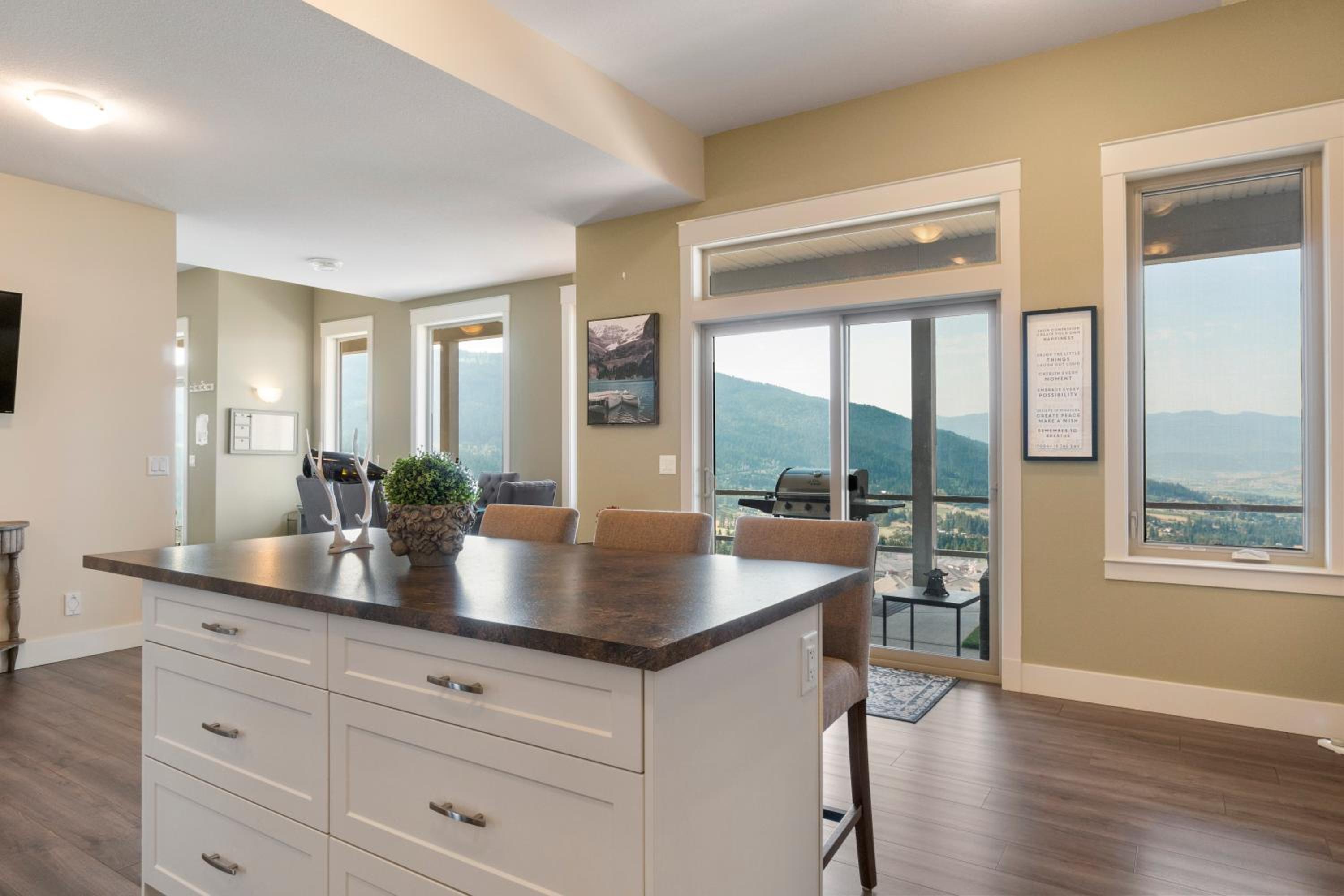 Oh What A View! - Lower Suite