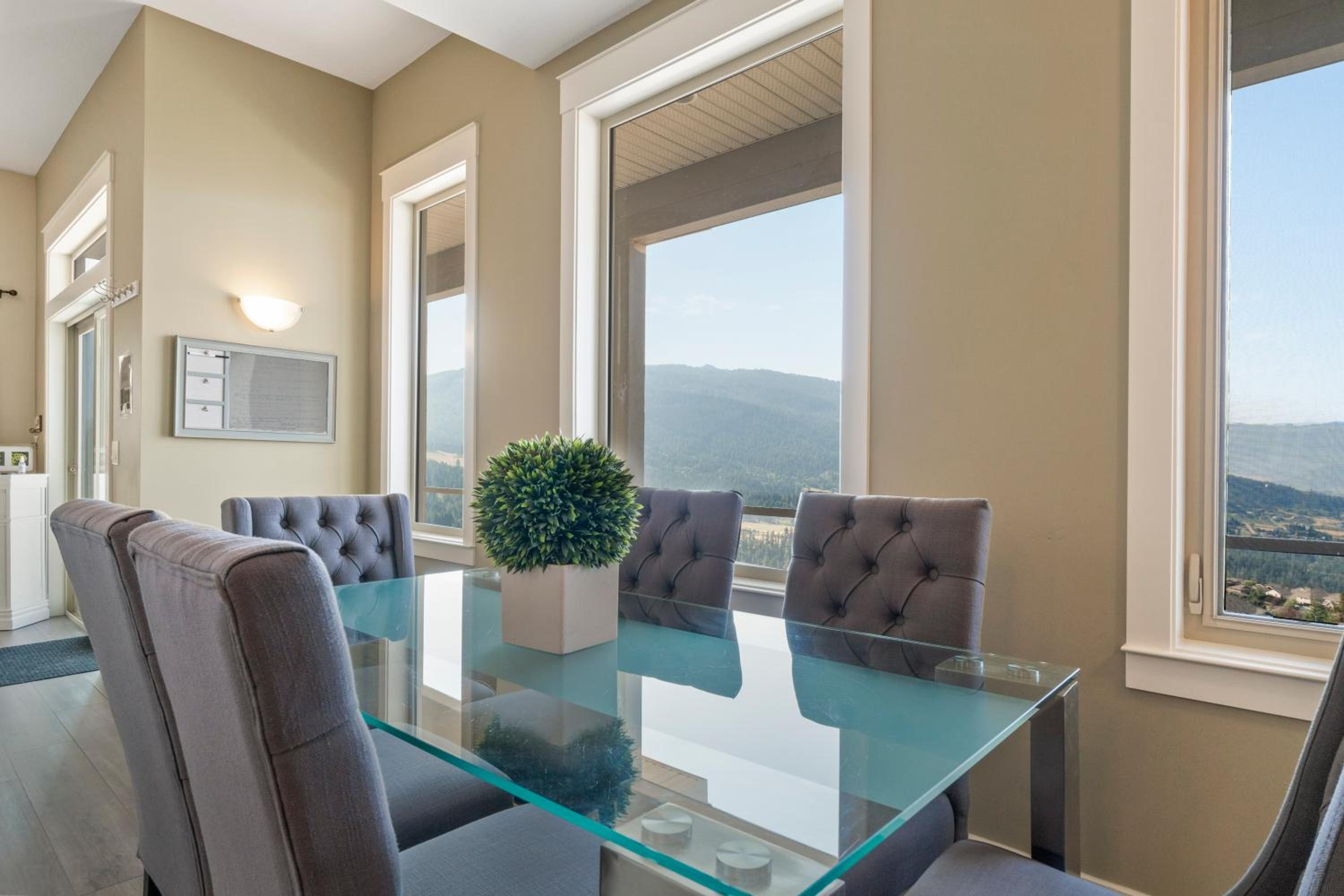 Oh What A View! - Lower Suite