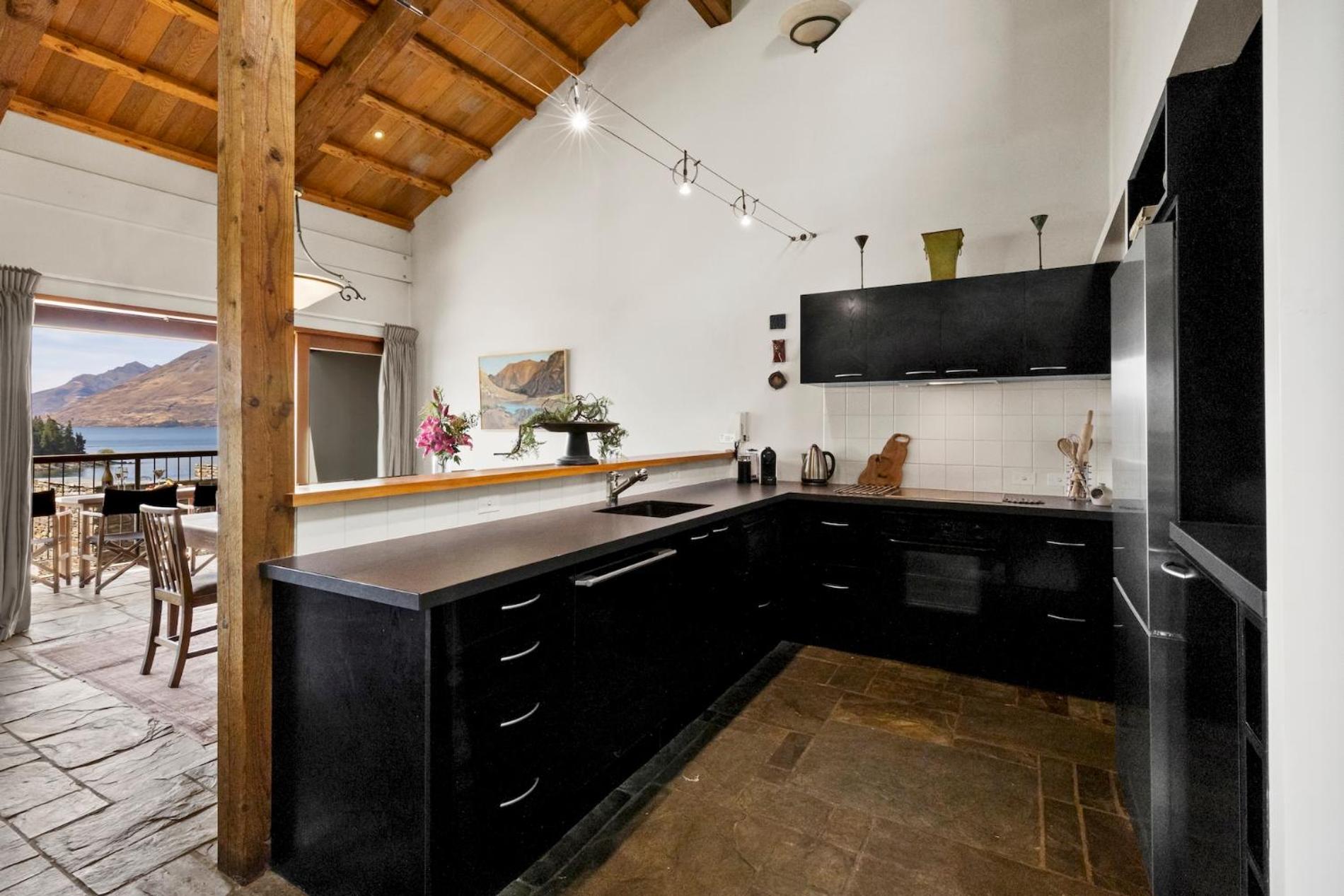 Brunswick Lodge - Luxury - Central Queenstown view 4