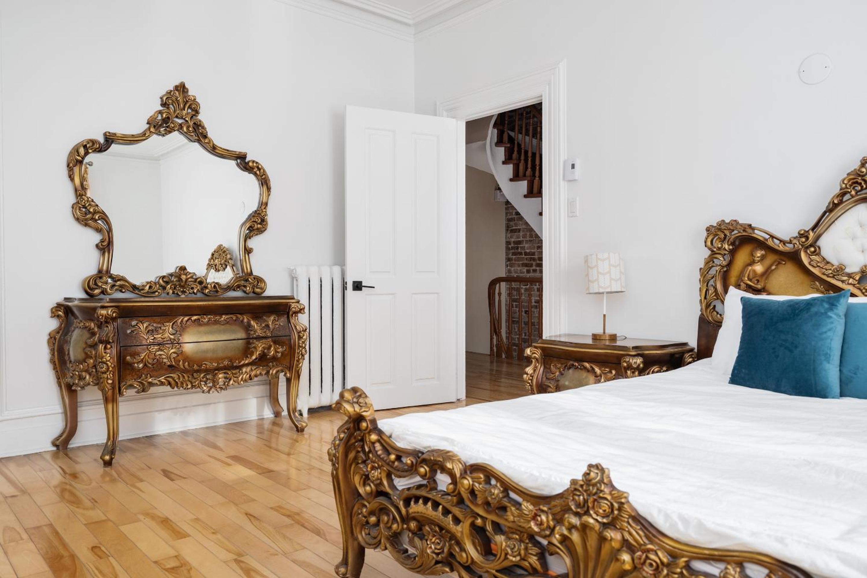 Centennial 6-Bedroom Waterfront Palace Sleeps 14