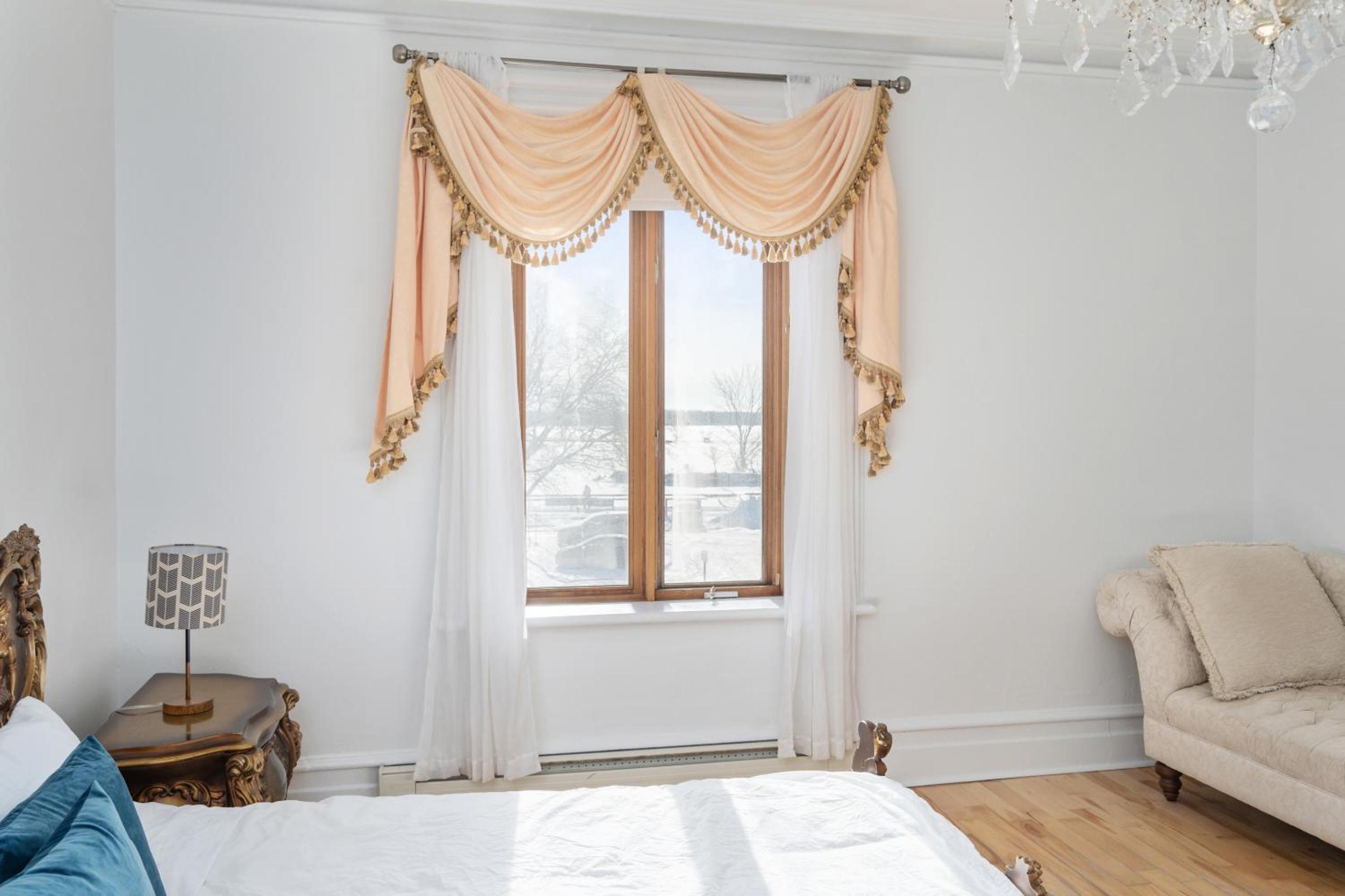 Centennial 6-Bedroom Waterfront Palace Sleeps 14