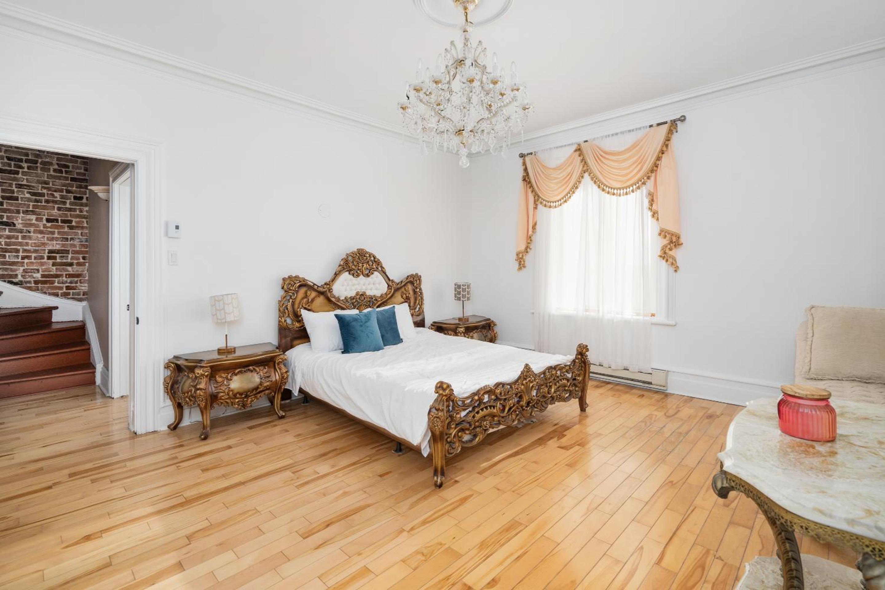 Centennial 6-Bedroom Waterfront Palace Sleeps 14