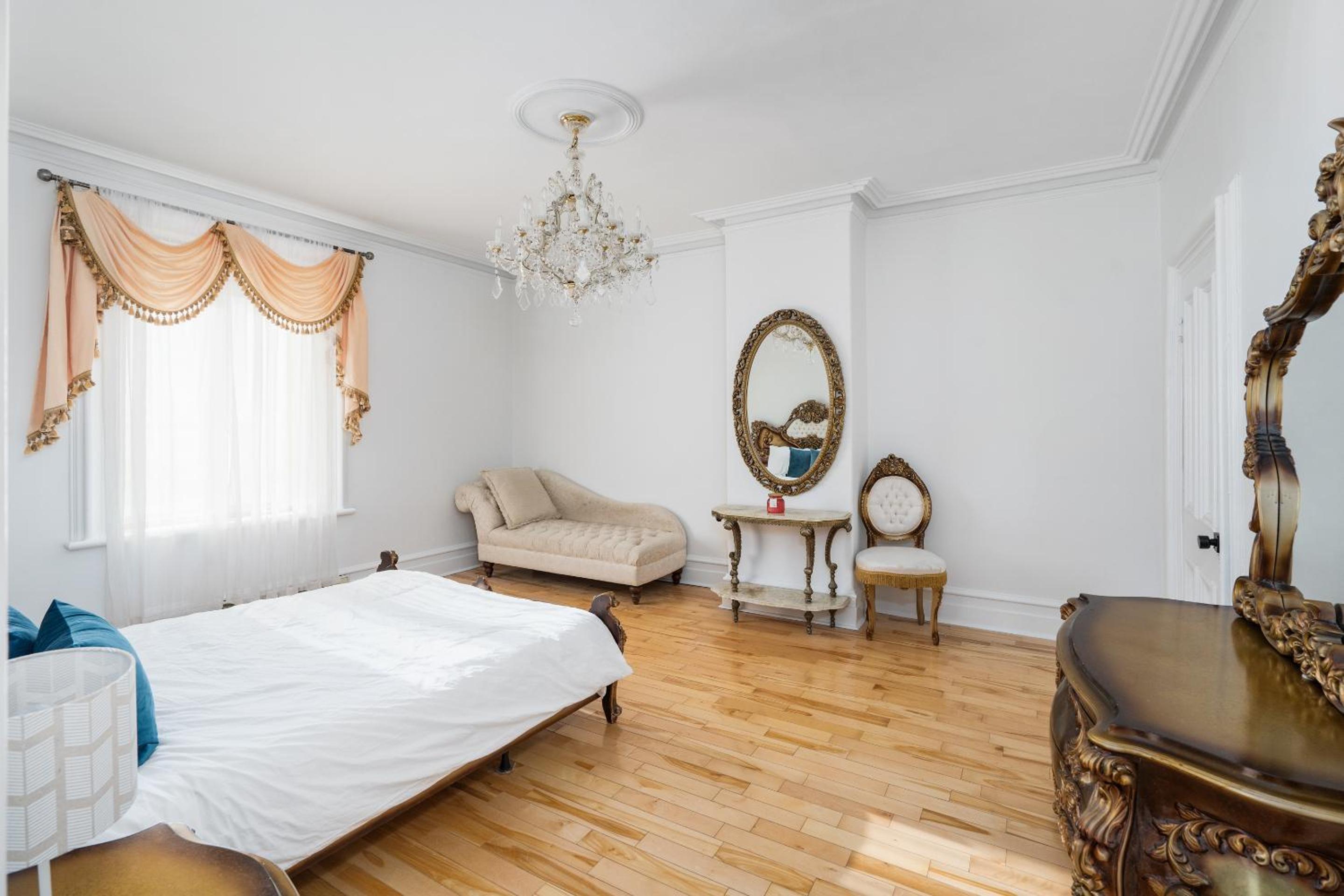 Centennial 6-Bedroom Waterfront Palace Sleeps 14