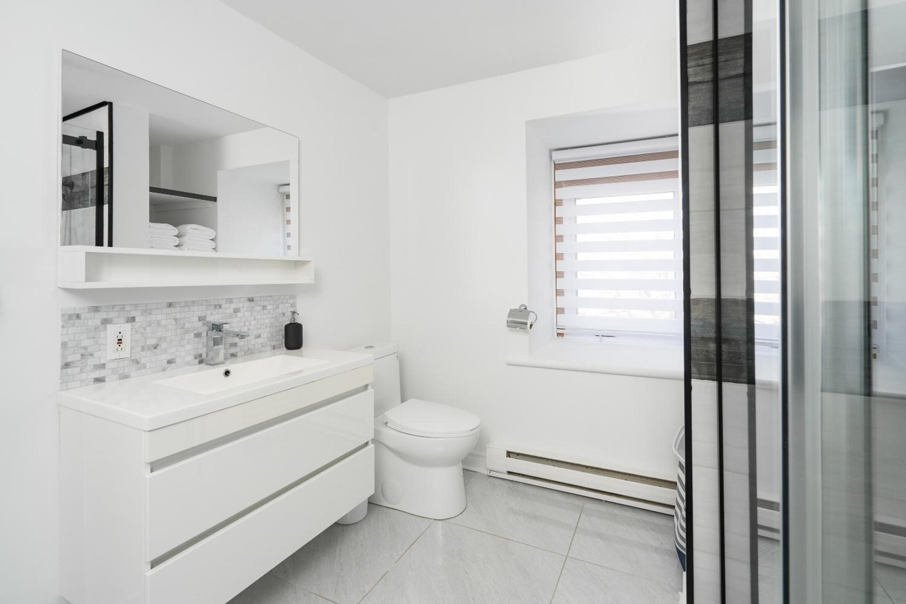 Centennial 6-Bedroom Waterfront Palace Sleeps 14