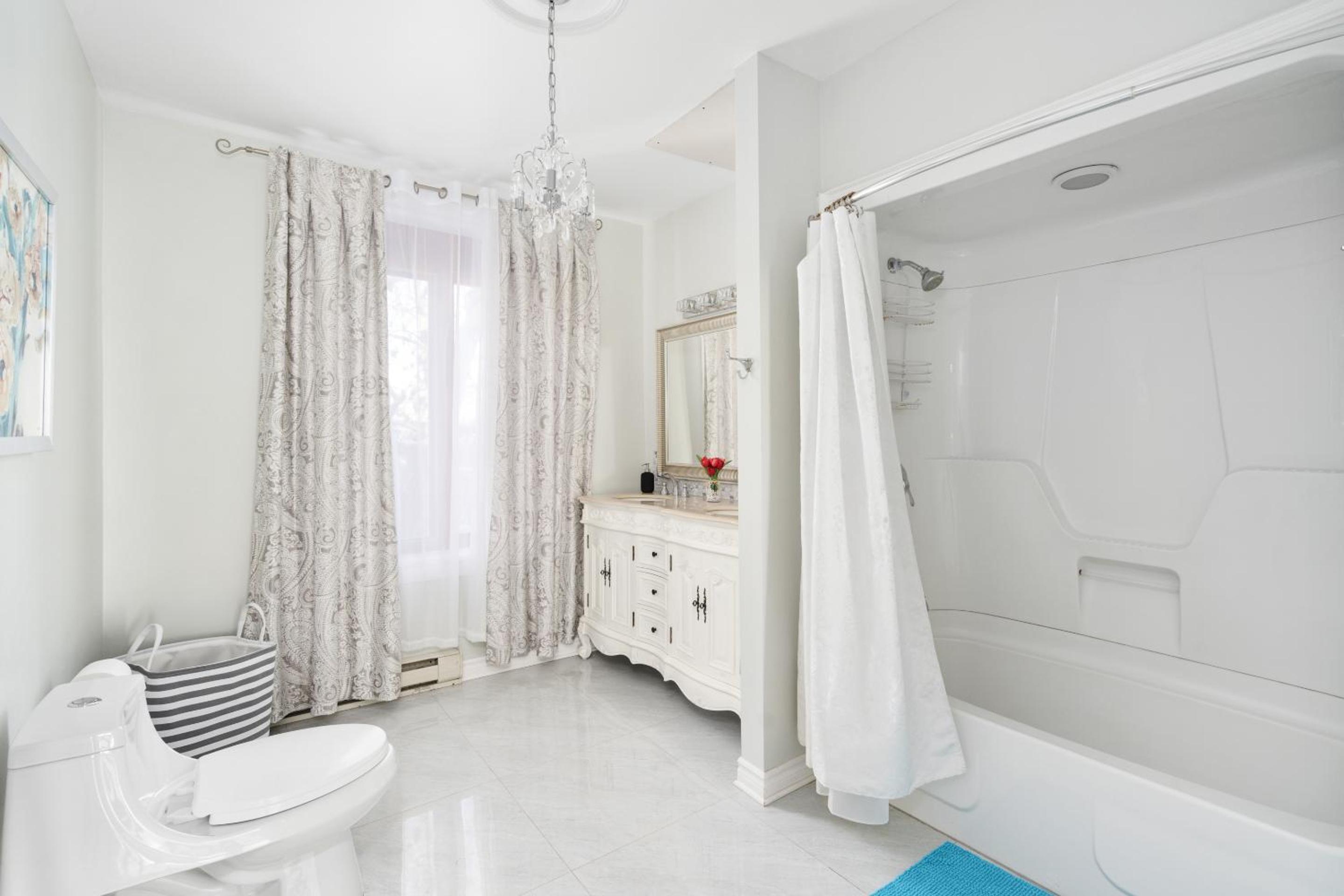 Centennial 6-Bedroom Waterfront Palace Sleeps 14