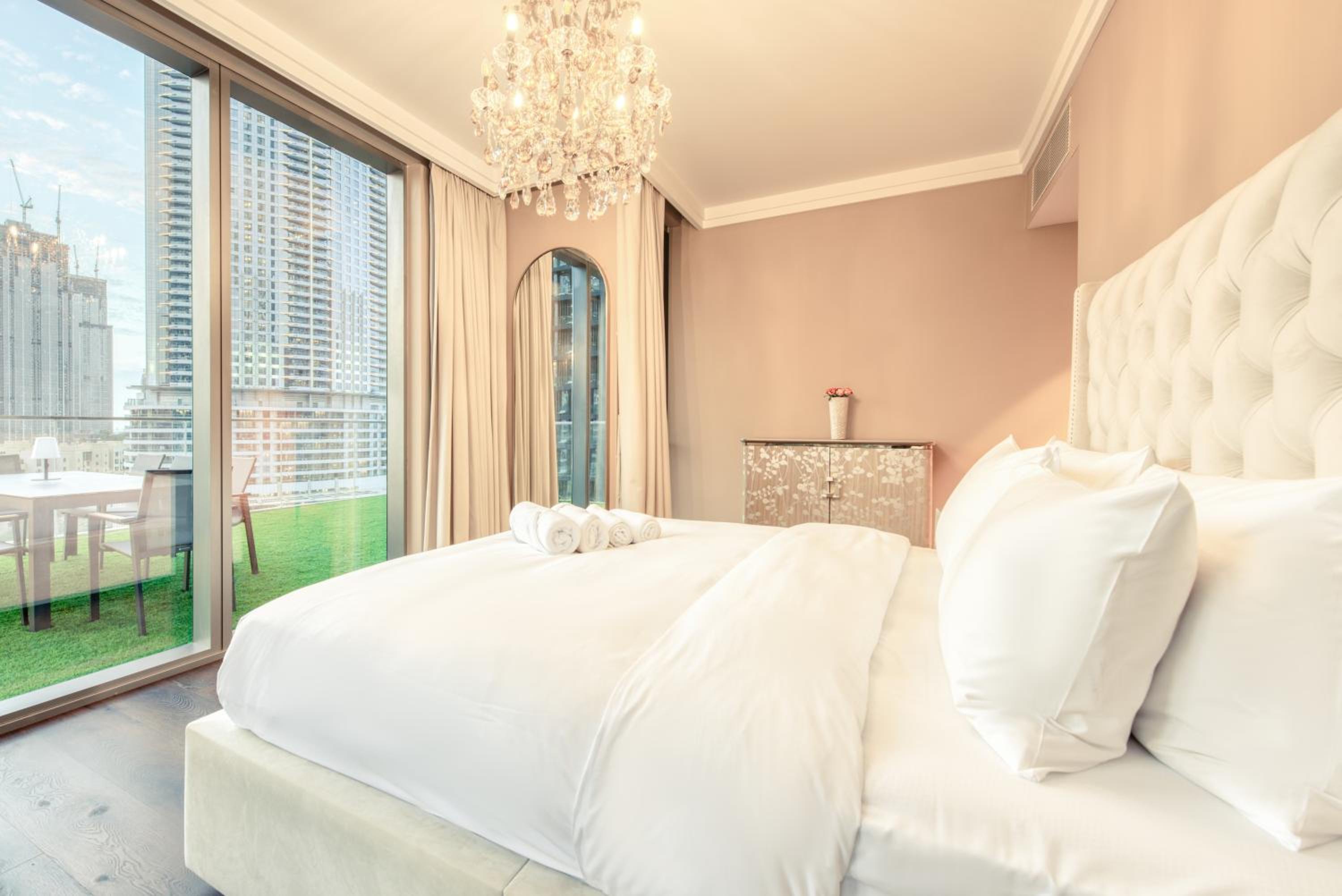 Luxurious 3 Bedroom Apartment in Boulevard Point, Connected to Dubai Mall