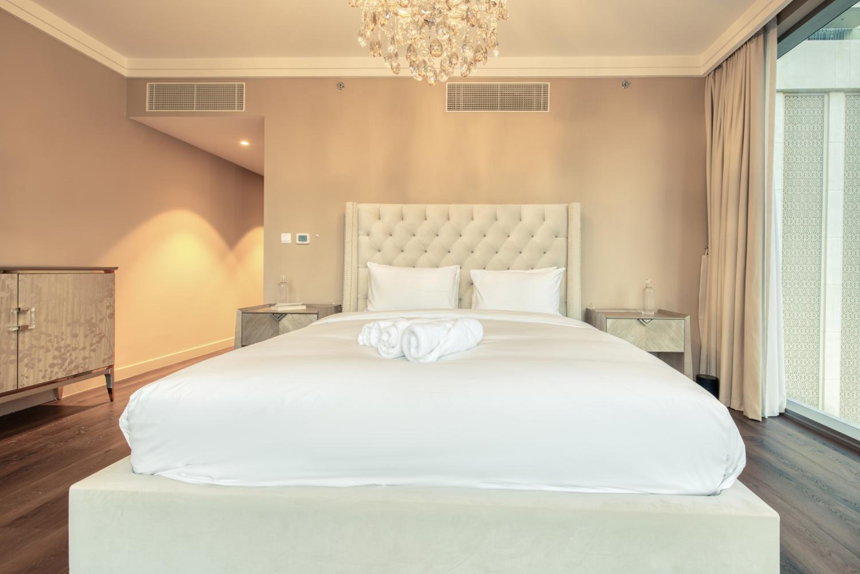 Luxurious 3 Bedroom Apartment in Boulevard Point, Connected to Dubai Mall