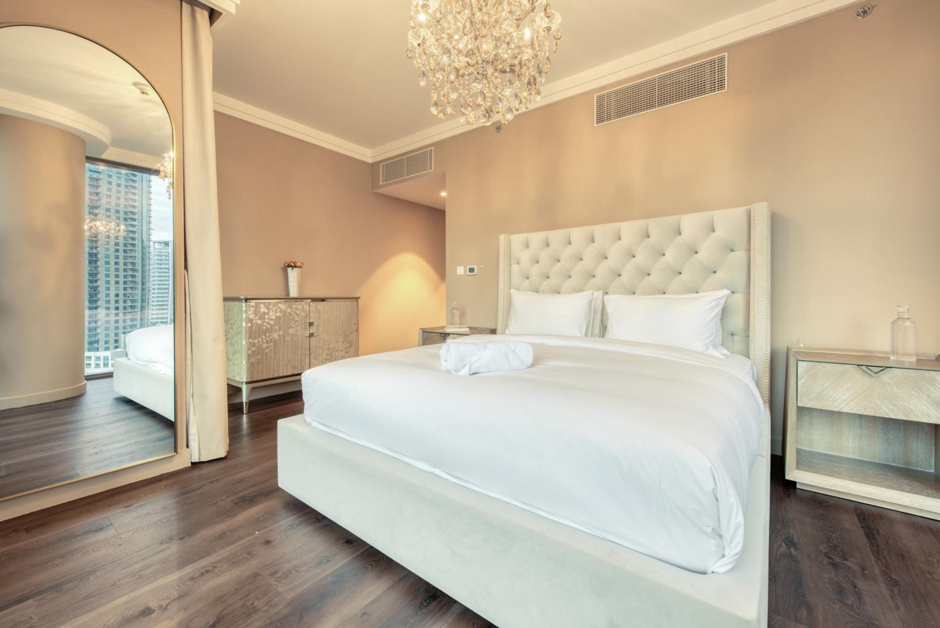 Luxurious 3 Bedroom Apartment in Boulevard Point, Connected to Dubai Mall