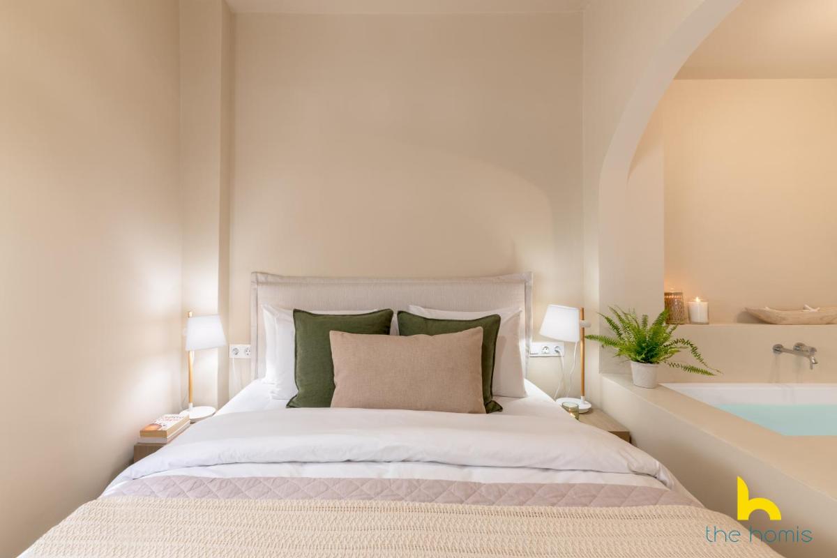 Romantic Luxury Hideaway Near Acropolis with Jacuzzi