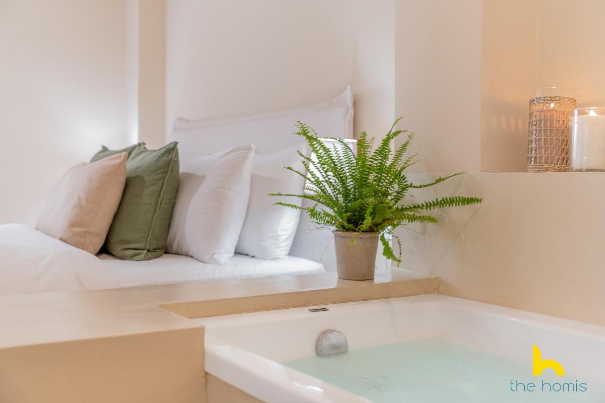 Romantic Luxury Hideaway Near Acropolis with Jacuzzi
