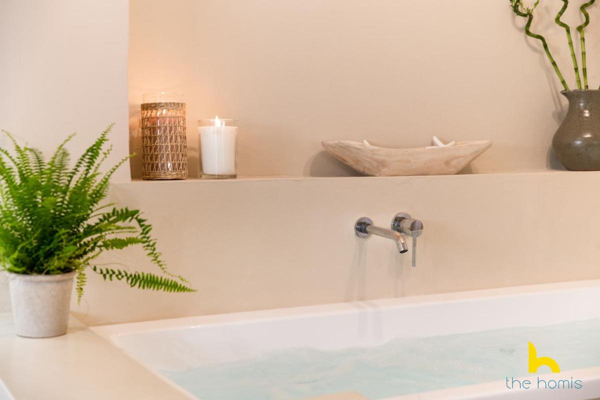 Romantic Luxury Hideaway Near Acropolis with Jacuzzi