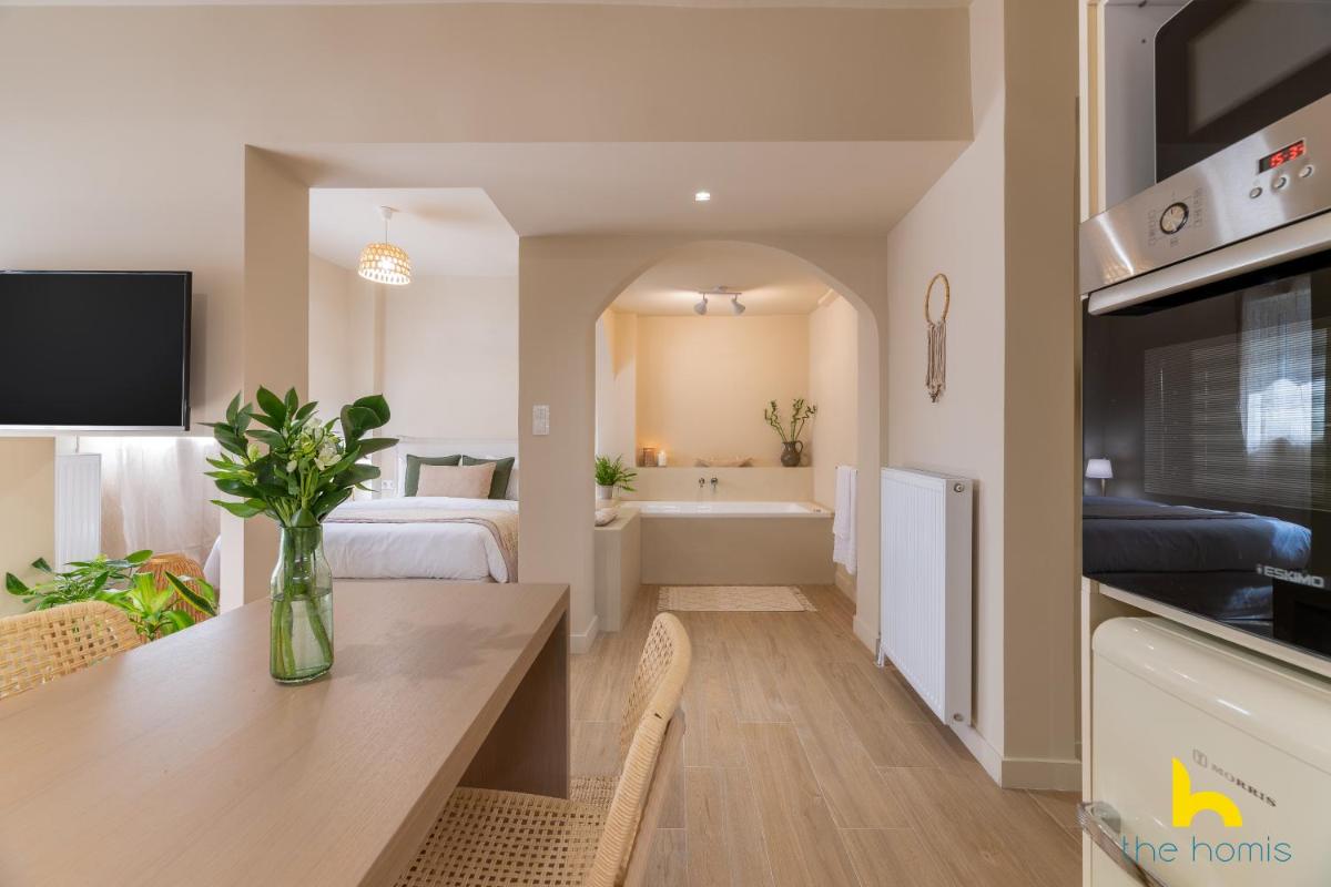 Romantic Luxury Hideaway Near Acropolis with Jacuzzi