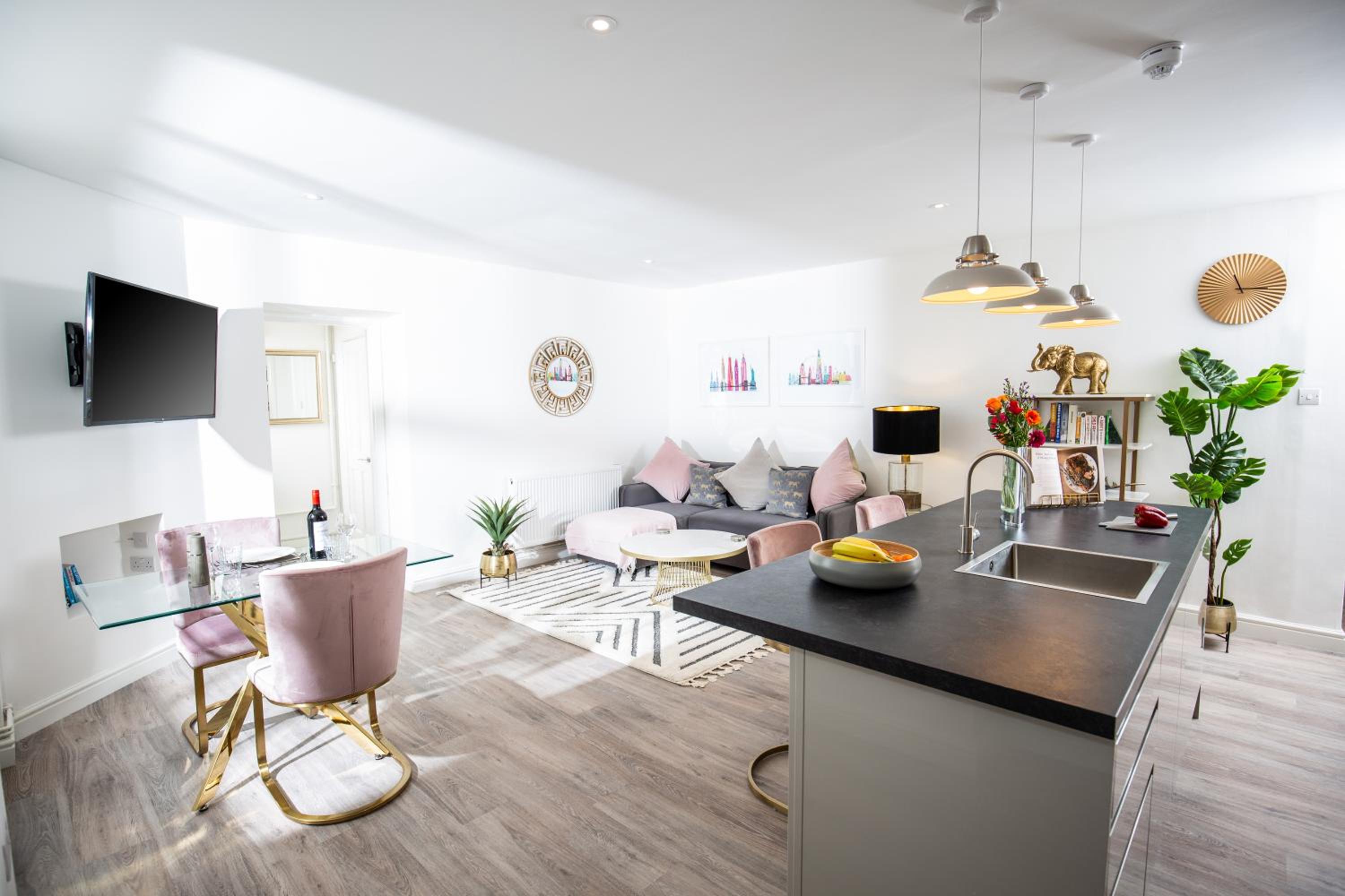Elizabeth Flat 5 - By Luxury Apartments view 2
