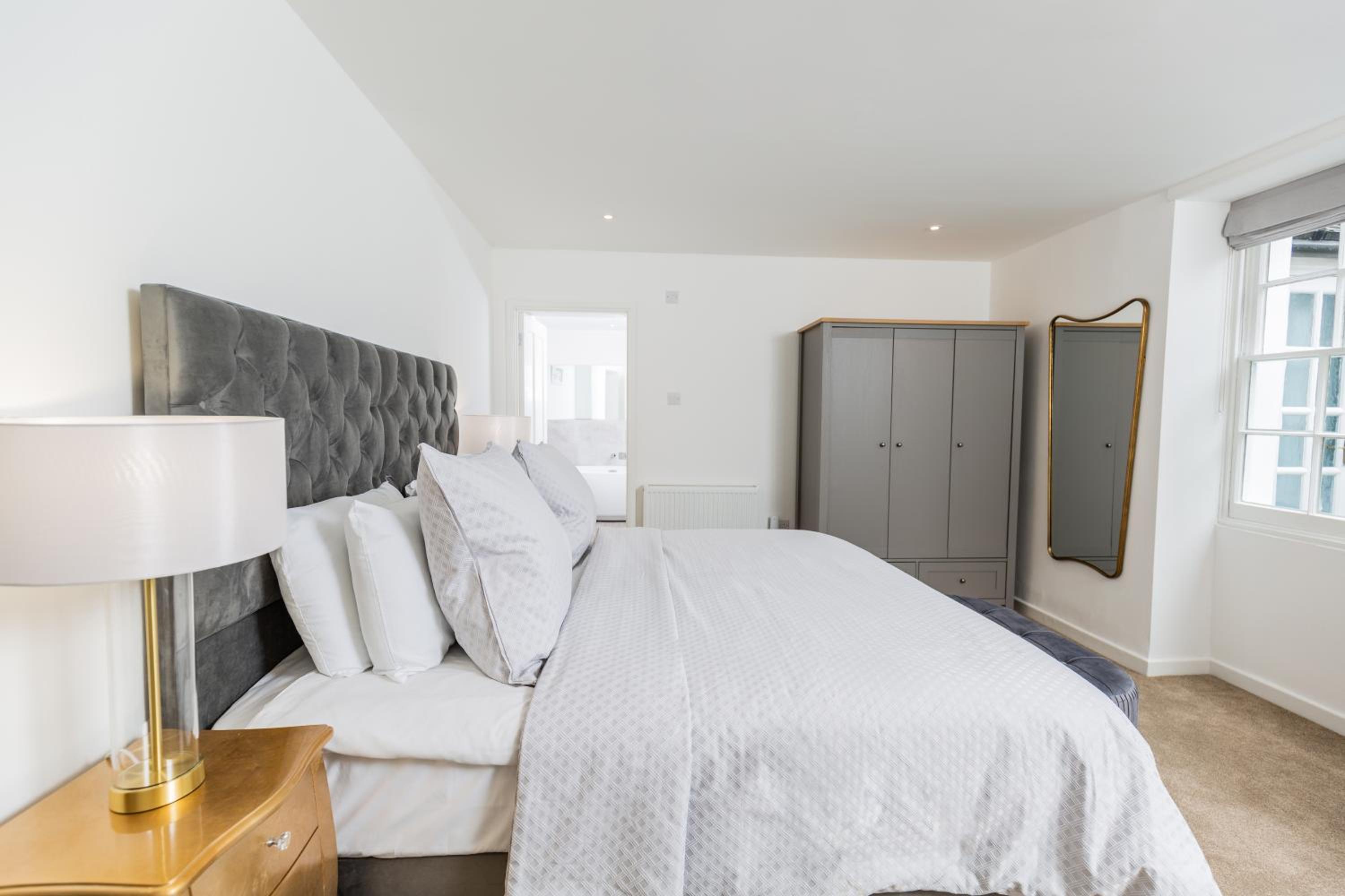 Elizabeth Flat 5 - By Luxury Apartments view 4