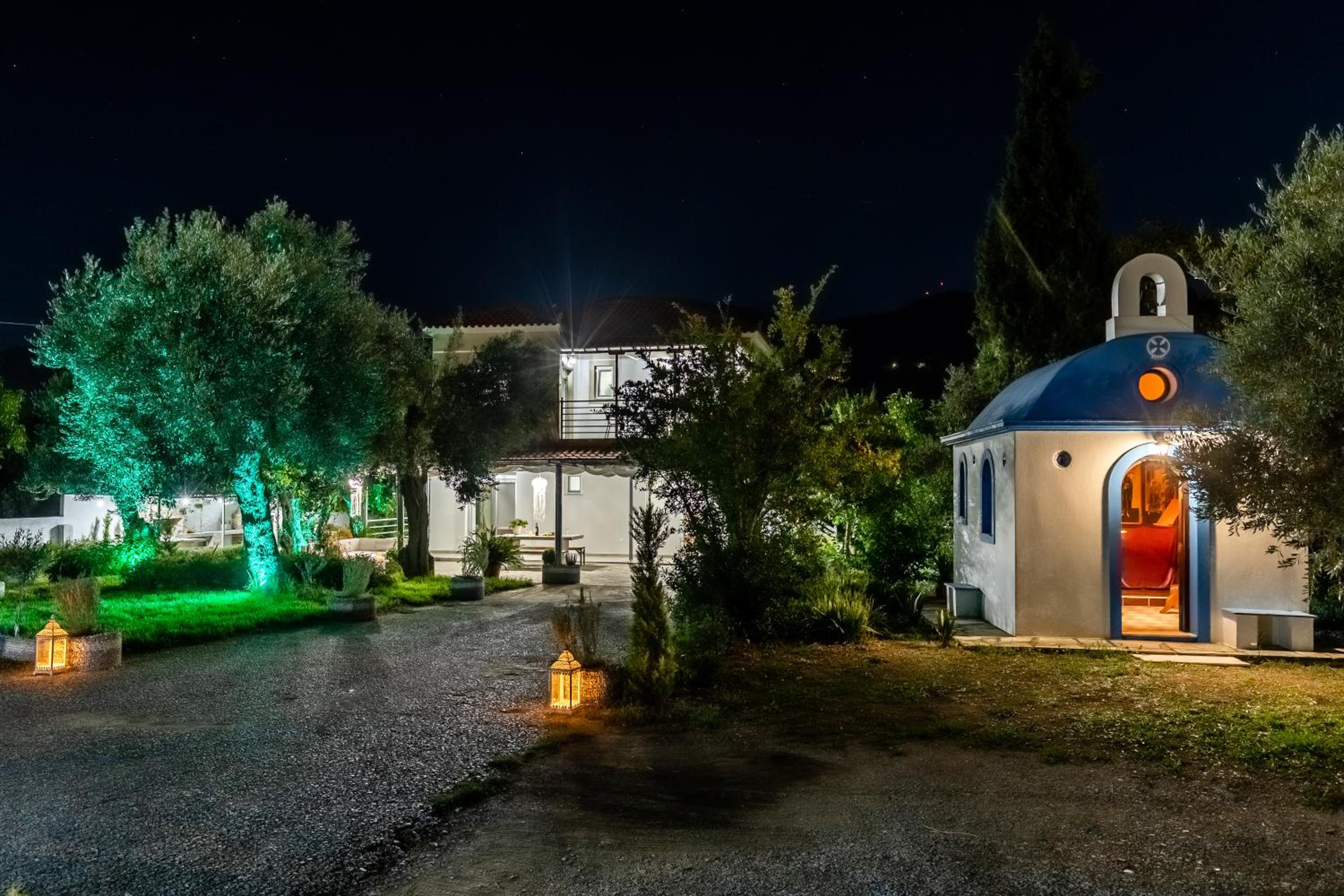 Hotel Artemis' Garden - Image 1