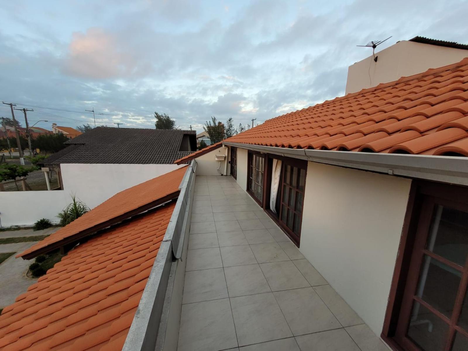 Casa com piscina a 50 metros da praia