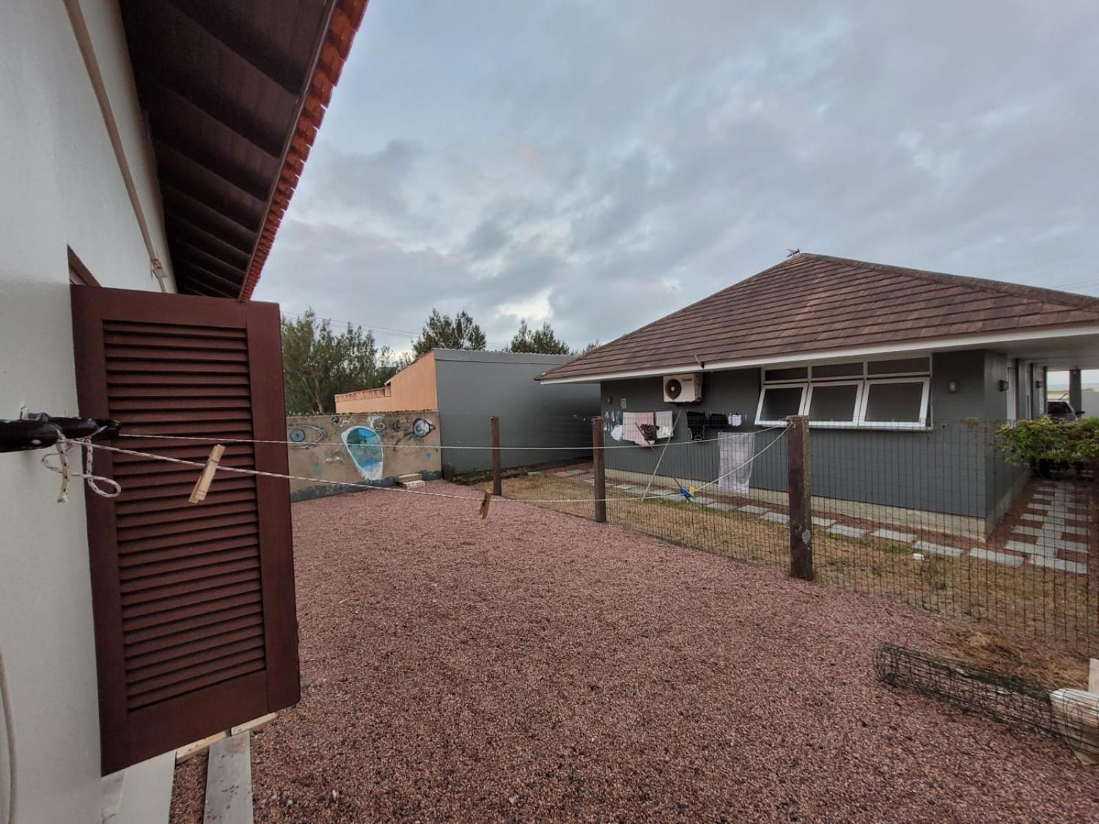Casa com piscina a 50 metros da praia