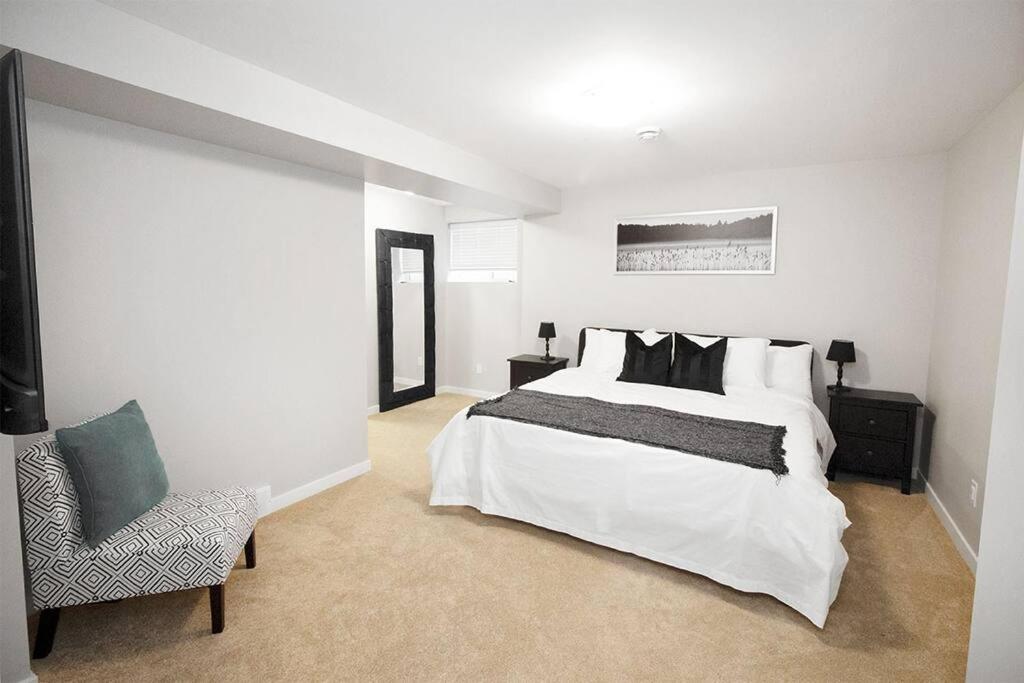 Cheerful 4 bedroom Townhouse with Parking & WiFi! view 2