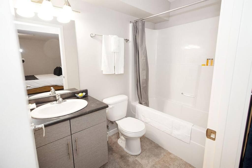 Cheerful 4 bedroom Townhouse with Parking & WiFi! view 3