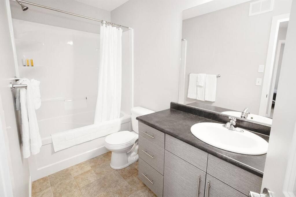 Cheerful 4 bedroom Townhouse with Parking & WiFi! view 4