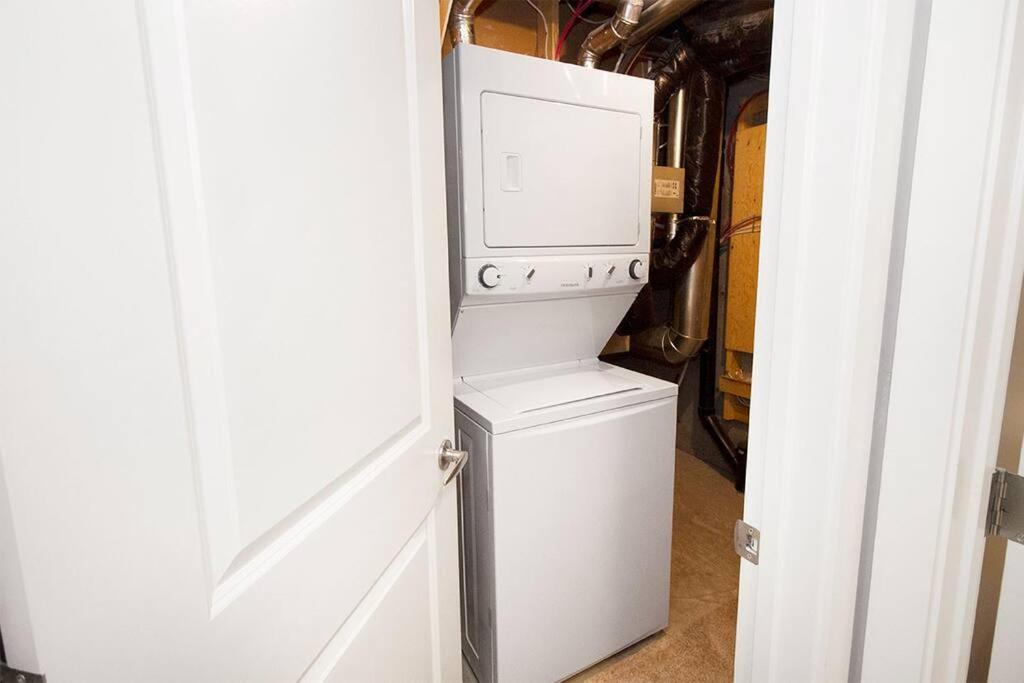 Cheerful 4 bedroom Townhouse with Parking & WiFi! view 5