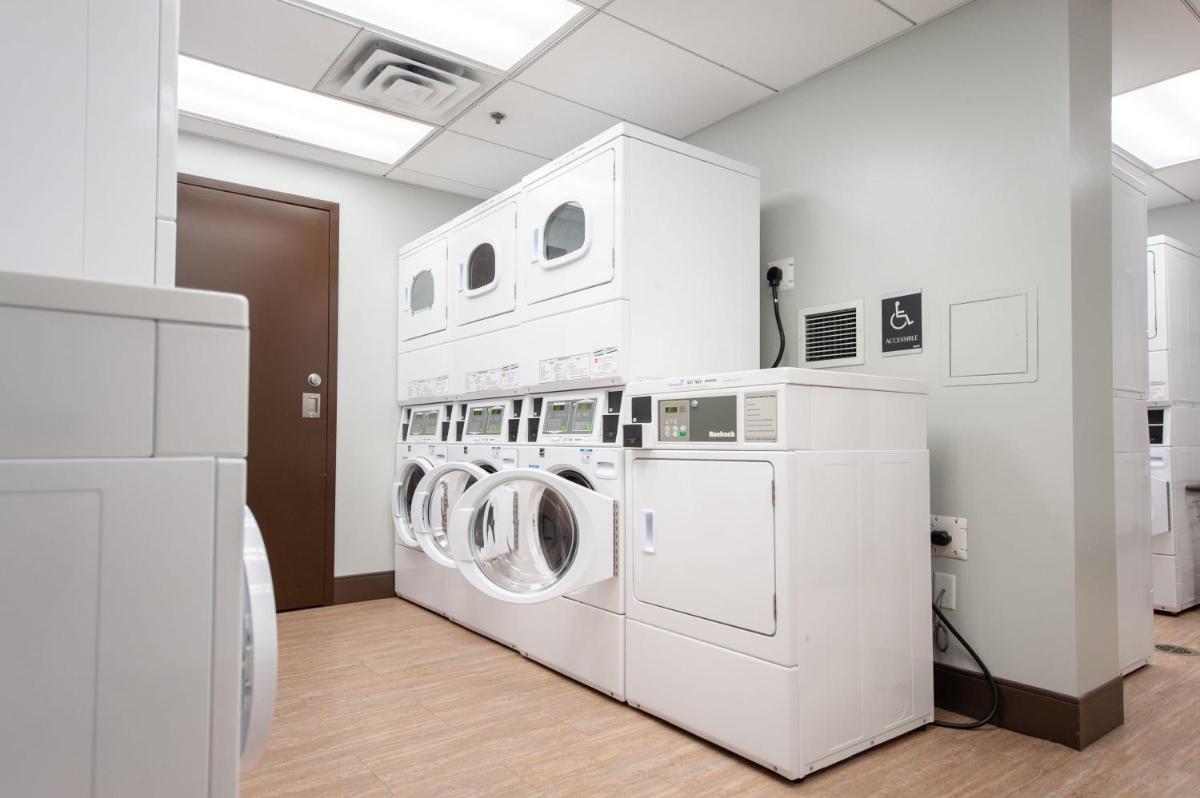 Free Parking & Wi-Fi! One Bedroom Luxury Suite view 4