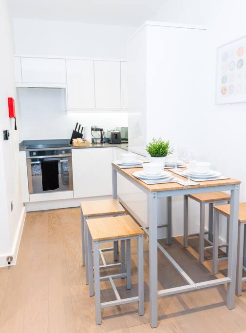 Absolute Stays at The Ziggurat - St Albans-High Street- Near Luton Airport - St Albans Abbey Train station -Close to London- Harry Potter World - The Odyss view 4