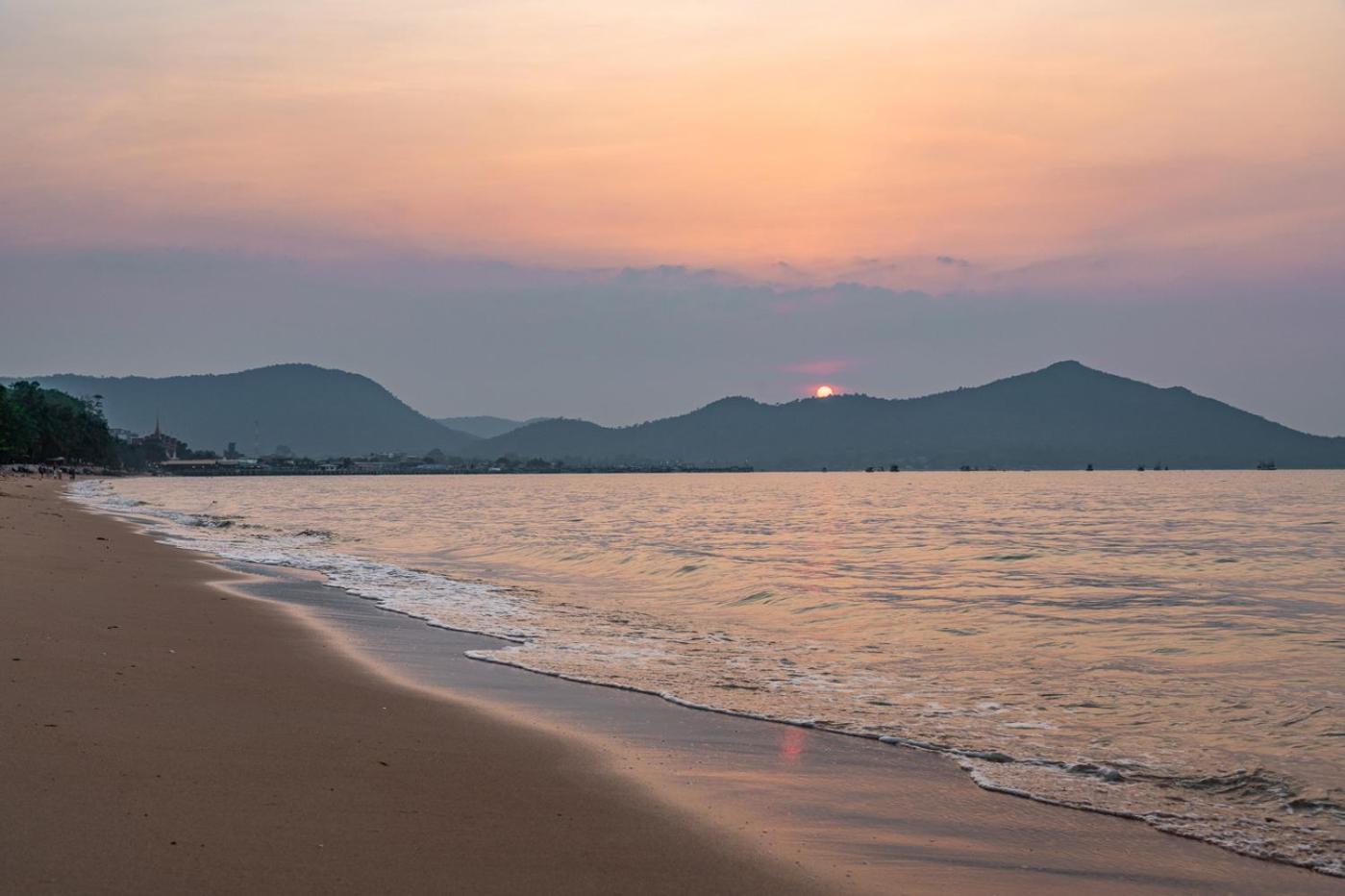 RimLay Beachfront Pool Villa, Sattahip - 15