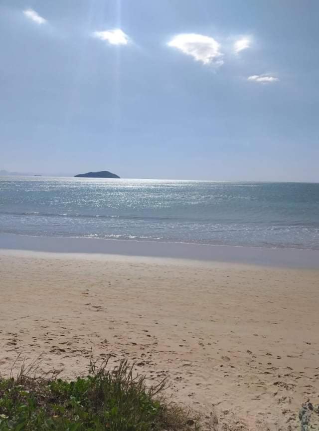 Casa praiana em condominio com lazer