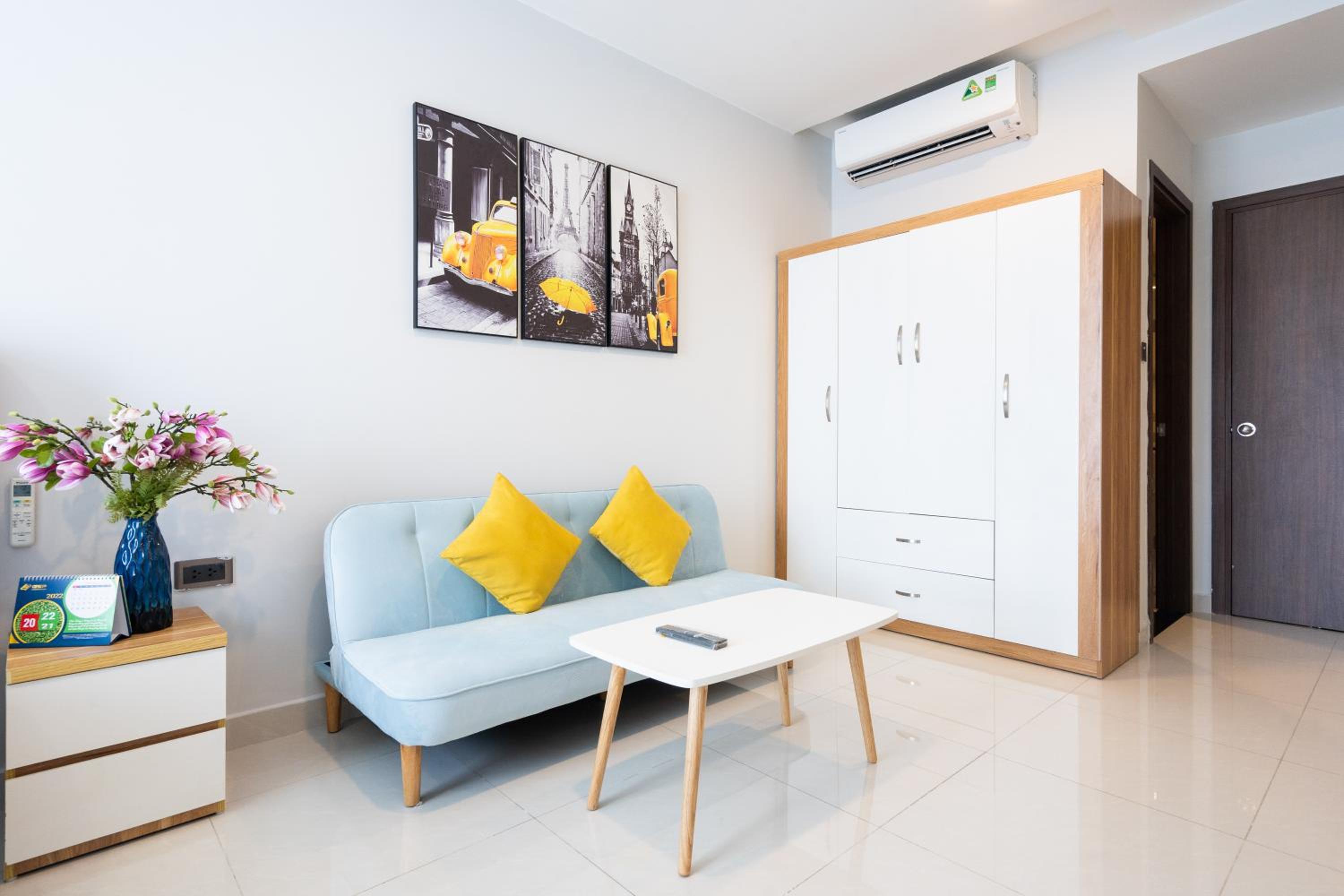 Lovely one bedroom stunning view in center