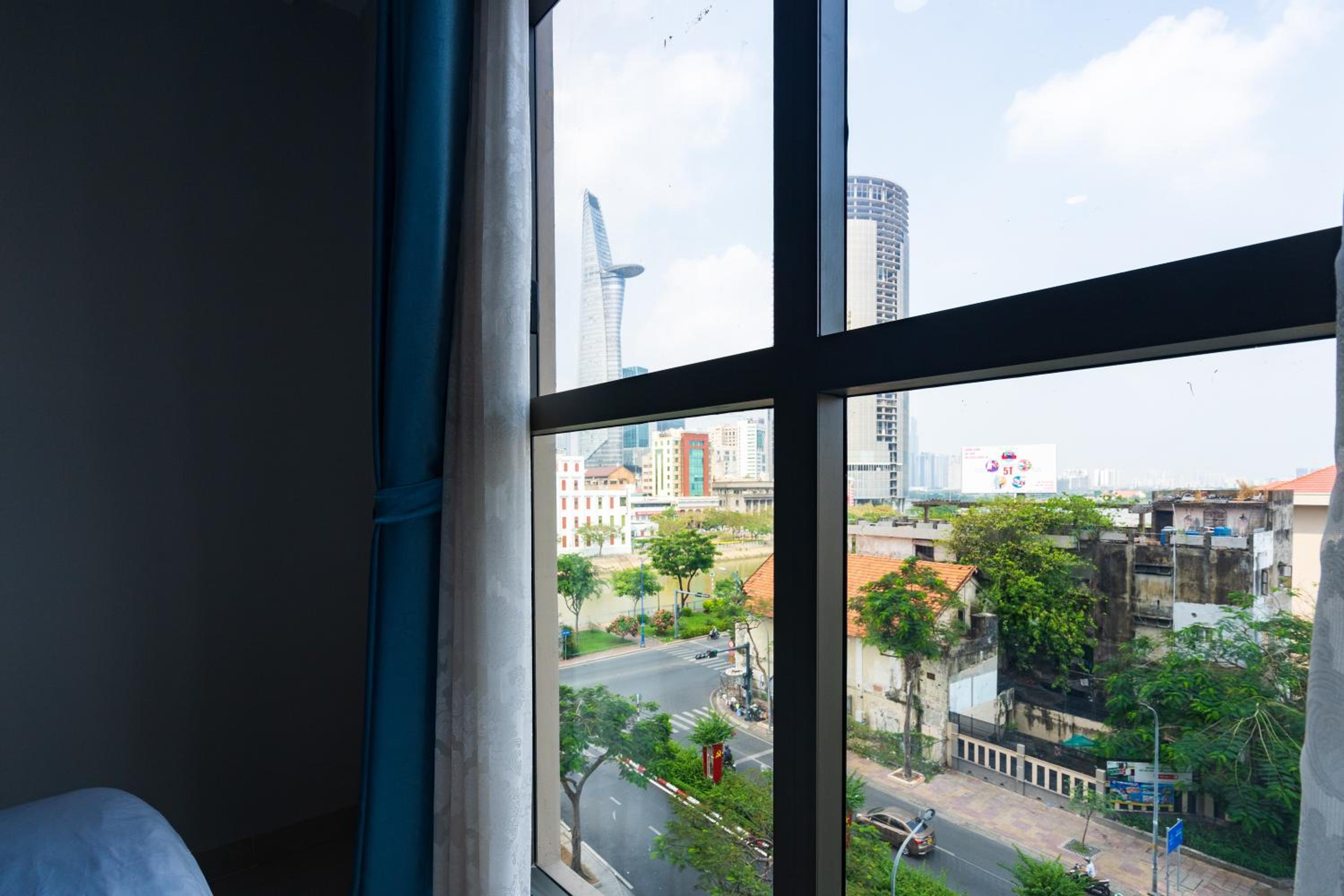 Lovely one bedroom stunning view in center
