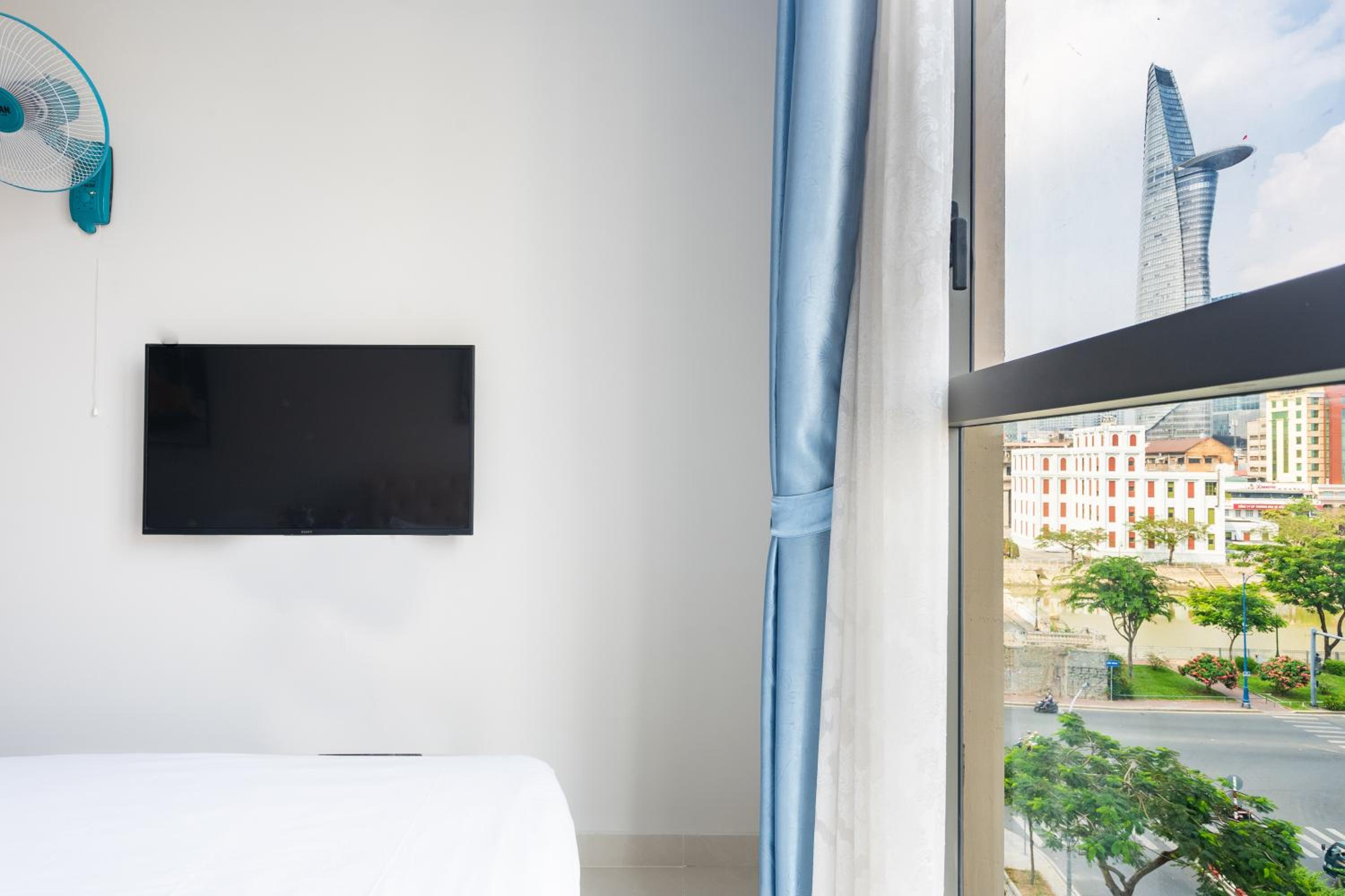 Lovely one bedroom stunning view in center