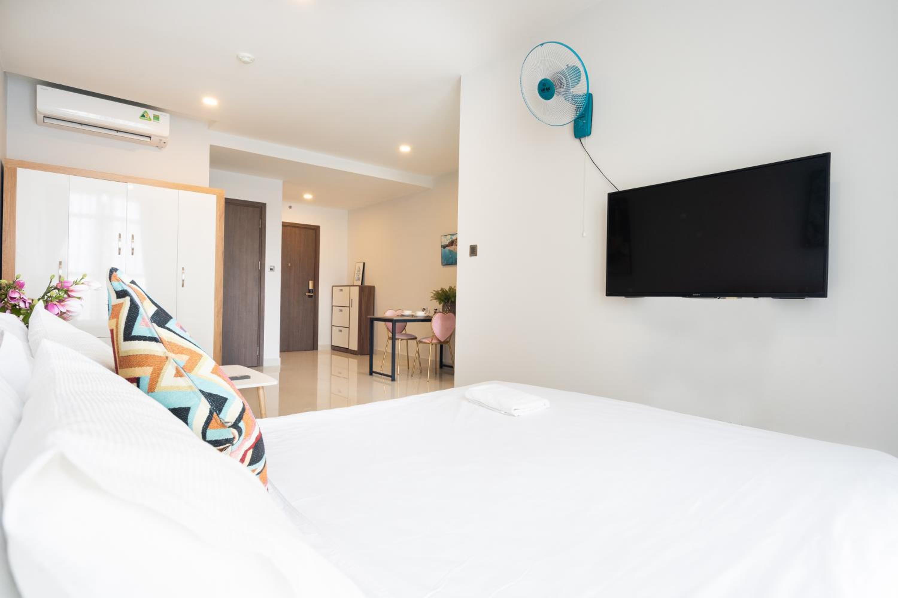 Lovely one bedroom stunning view in center
