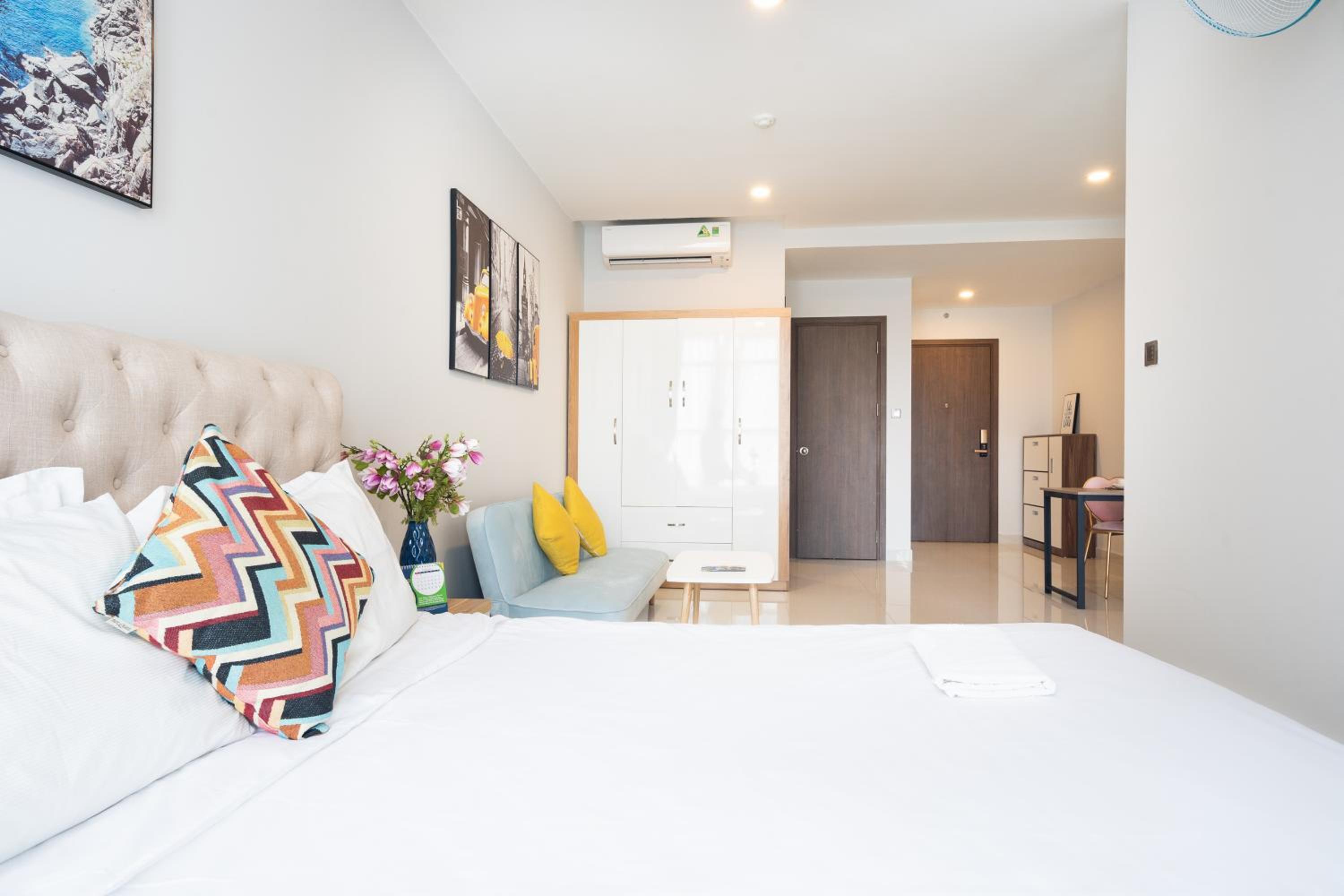 Lovely one bedroom stunning view in center