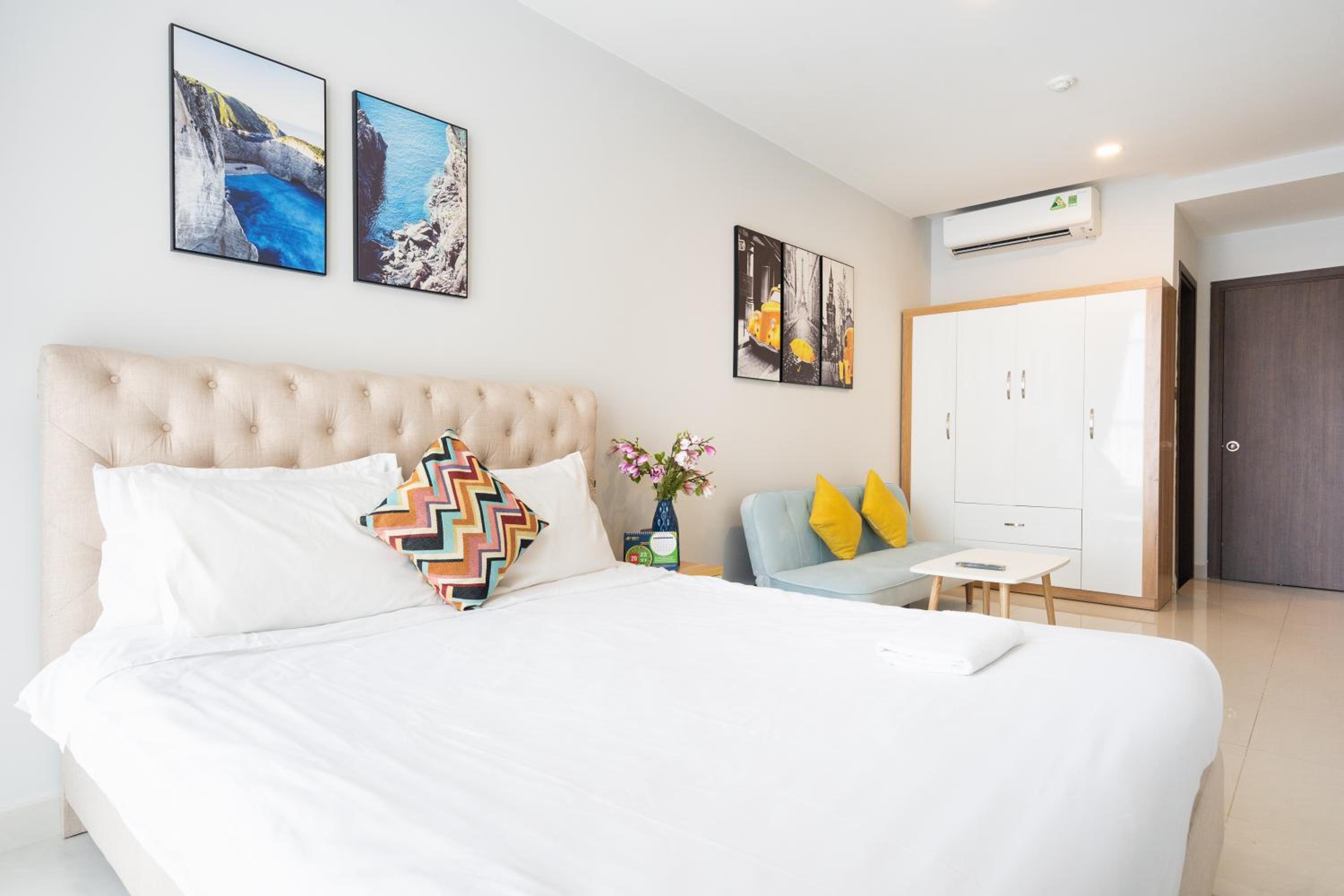 Lovely one bedroom stunning view in center